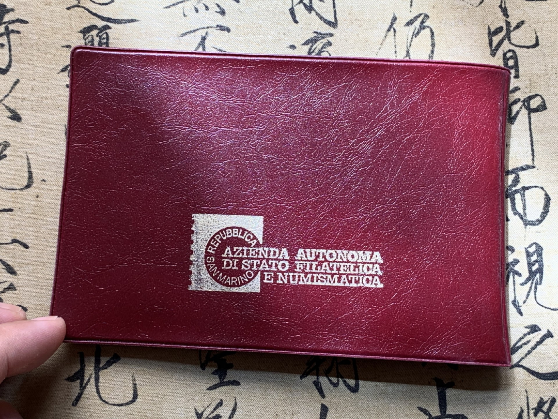 《竞宝斋》第79场-本周日，周一，周四3场拍卖（全场不限金额包邮） 钱包装 圣马力诺 1992年 纪念哥伦布发现新大陆 十枚装套币 其中最大面值1000里拉是银币 完美状态