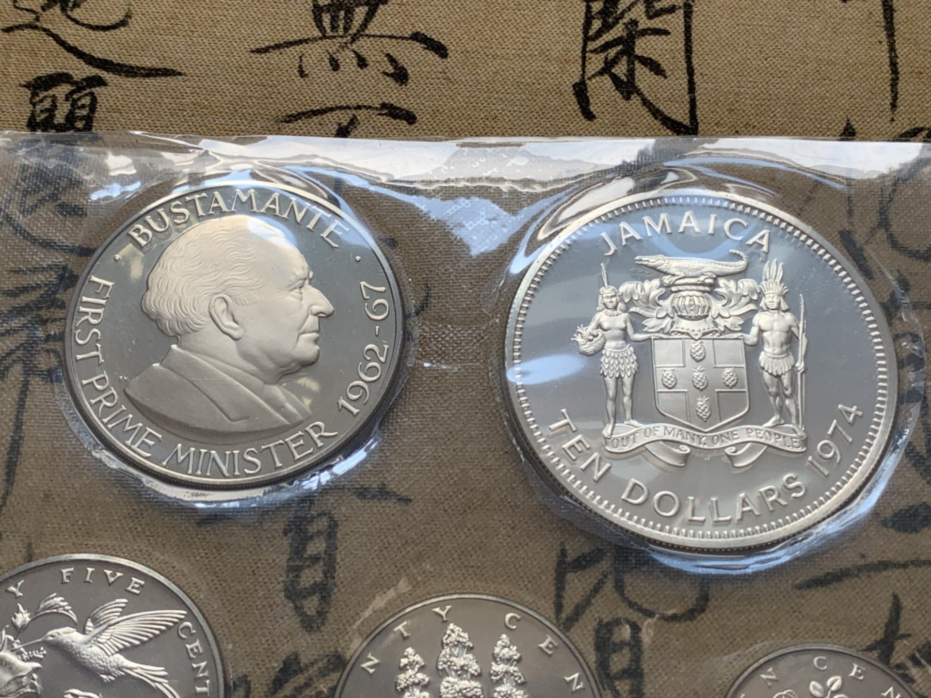 《竞宝斋》第79场-本周日，周一，周四3场拍卖（全场不限金额包邮） 原盒证书 牙买加1974年8枚套 封装套币 两枚大的是925银币 重90克左右