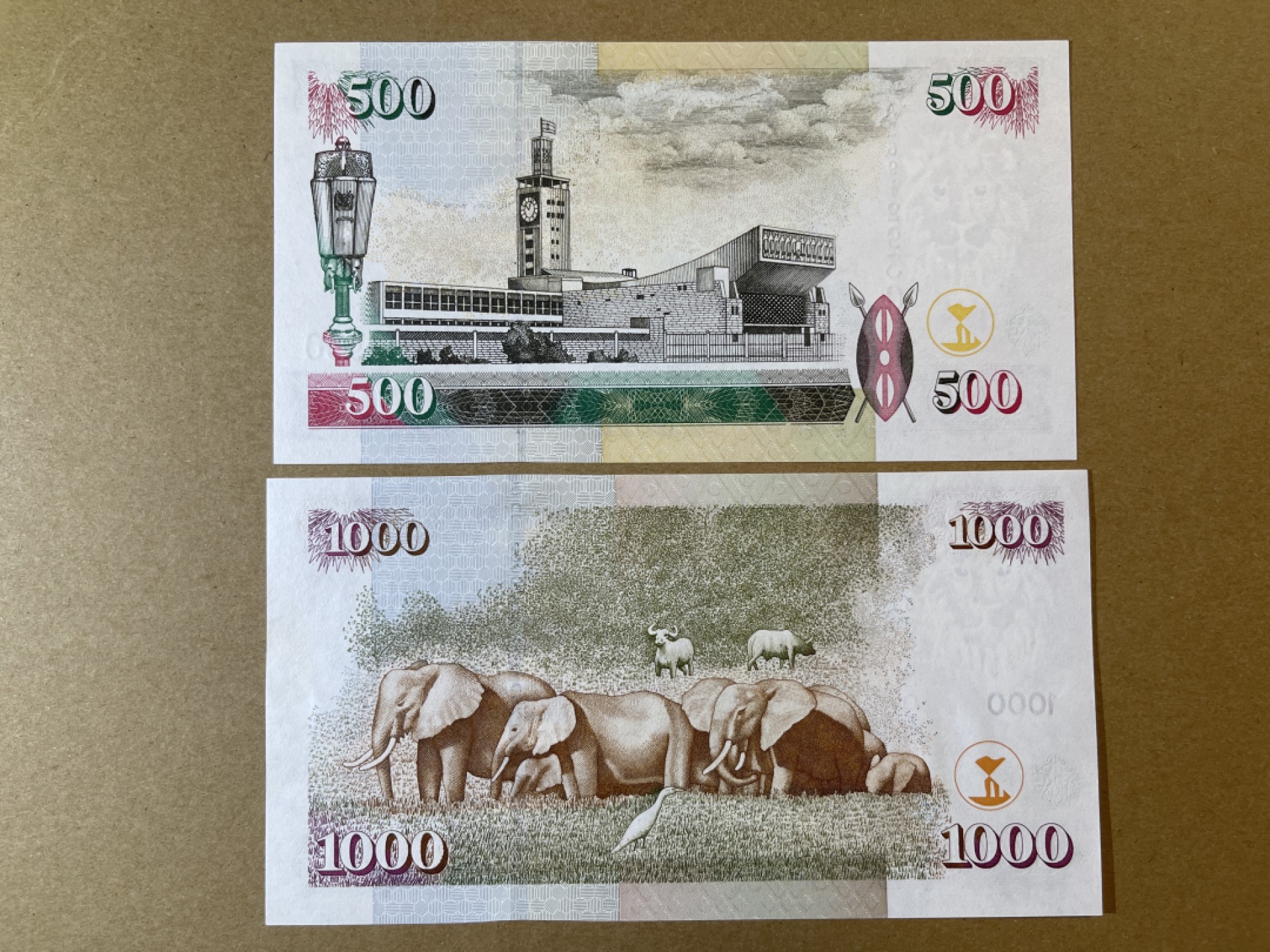 《张总收藏》66期——初版首发 肯尼亚500、1000元2张 UNC 2003年版 肯尼亚第一任总统乔莫·肯雅塔