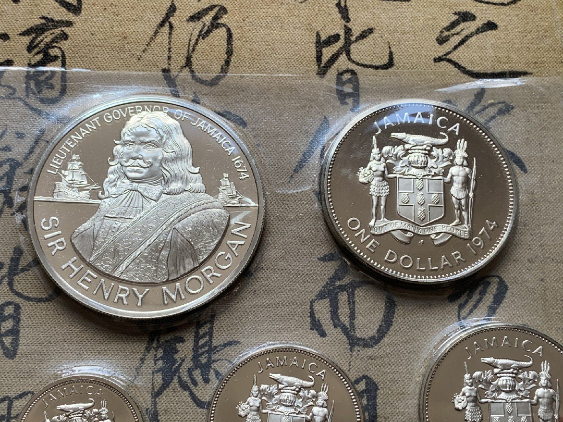 《竞宝斋》第79场-本周日，周一，周四3场拍卖（全场不限金额包邮） 原盒证书 牙买加1974年8枚套 封装套币 两枚大的是925银币 重90克左右