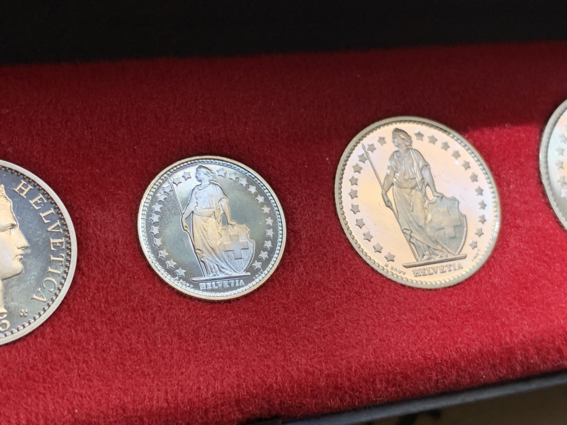 《竞宝斋》第79场-本周日，周一，周四3场拍卖（全场不限金额包邮） 原装 瑞士1975年 早期长盒装 八枚套 精制币 最大面值5法郎 非常少见