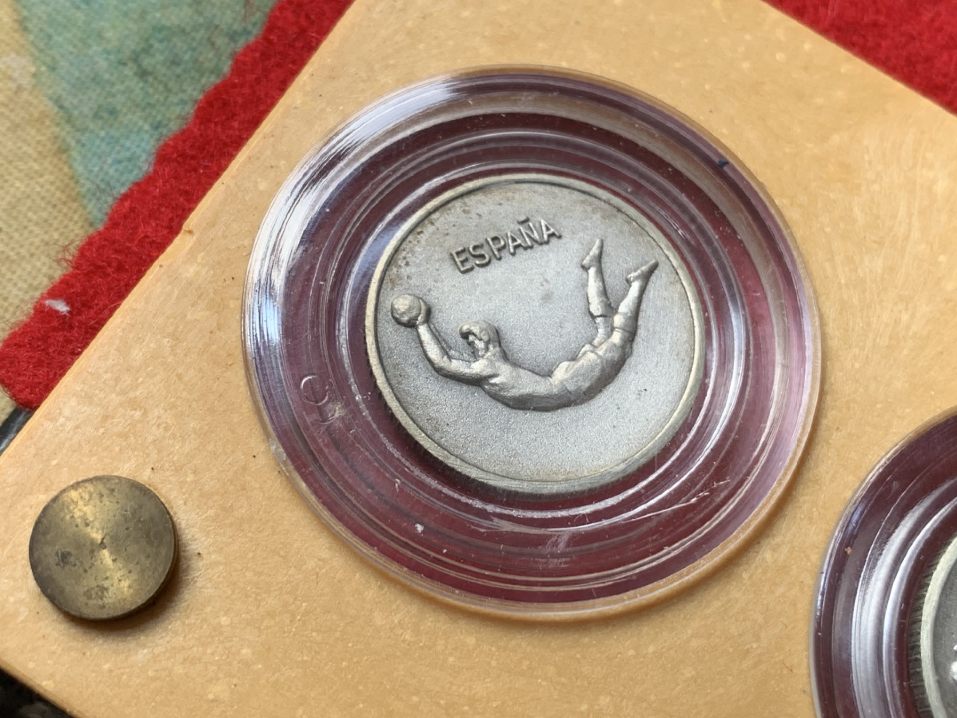 《竞宝斋》第79场-本周日，周一，周四3场拍卖（全场不限金额包邮） 西班牙钱包装 1982年 3枚套 足球纪念章 6克一枚 91.5%的含银量 背面有地球双柱图案