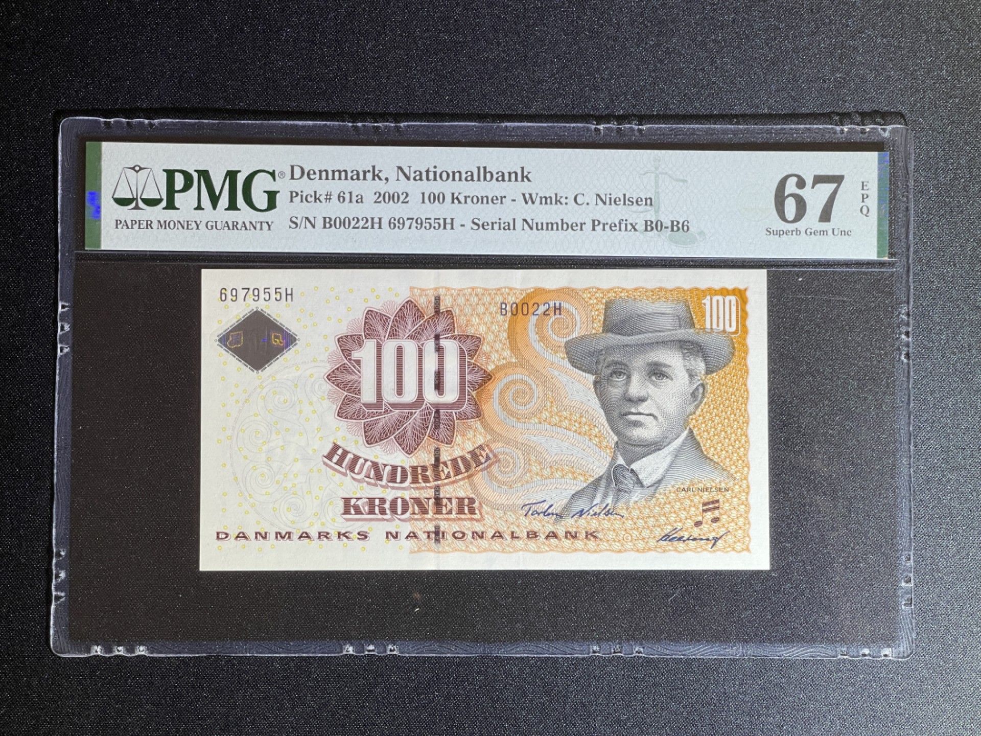 《张总收藏》66期——初版首发 丹麦100克朗 PMG67E 浮雕版 2002年