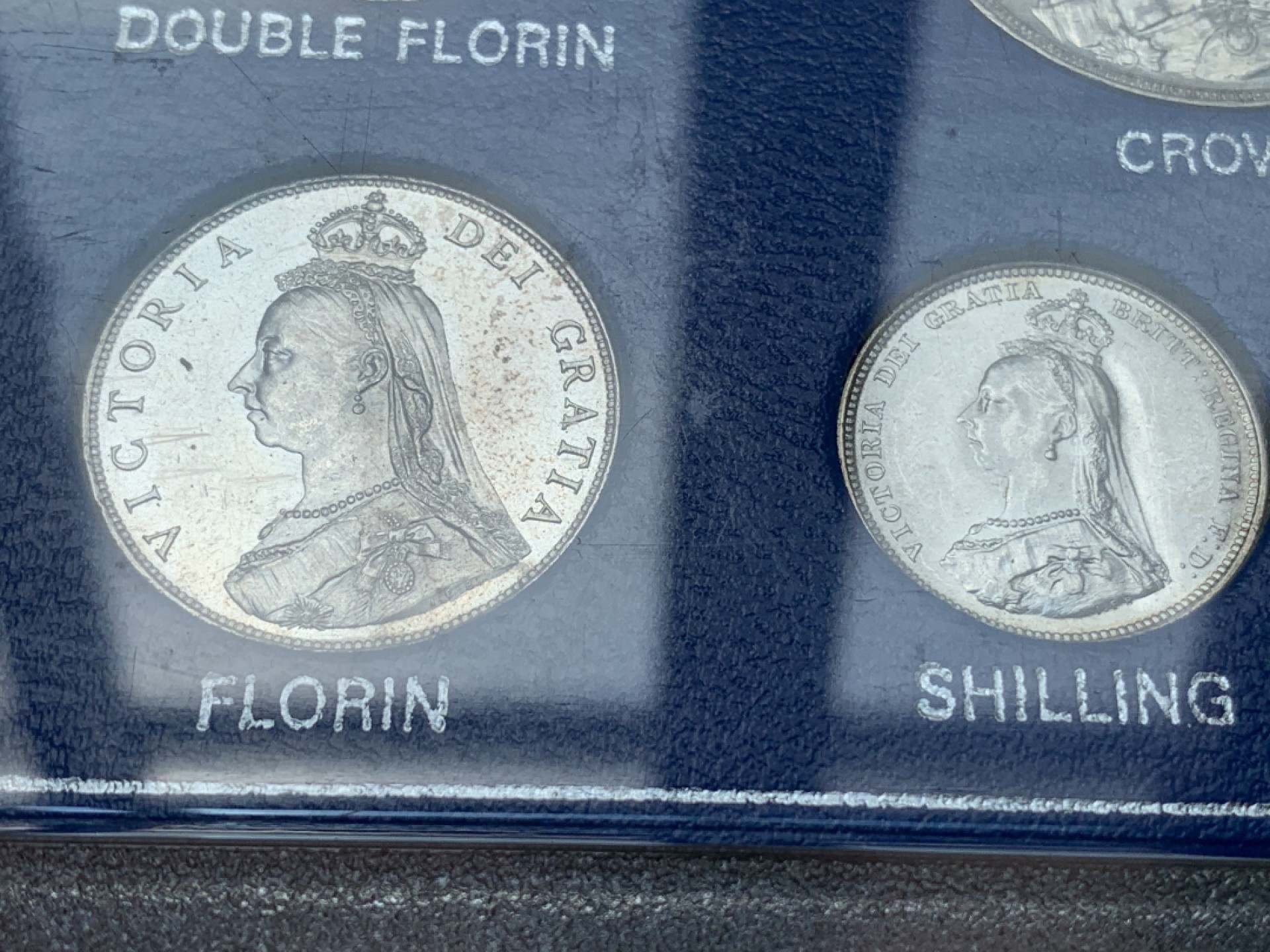 《竞宝斋》第79场-本周日，周一，周四3场拍卖（全场不限金额包邮） 塑料壳装 英国1887年 维多利亚女王马剑 一套7枚 品相都不错 如图