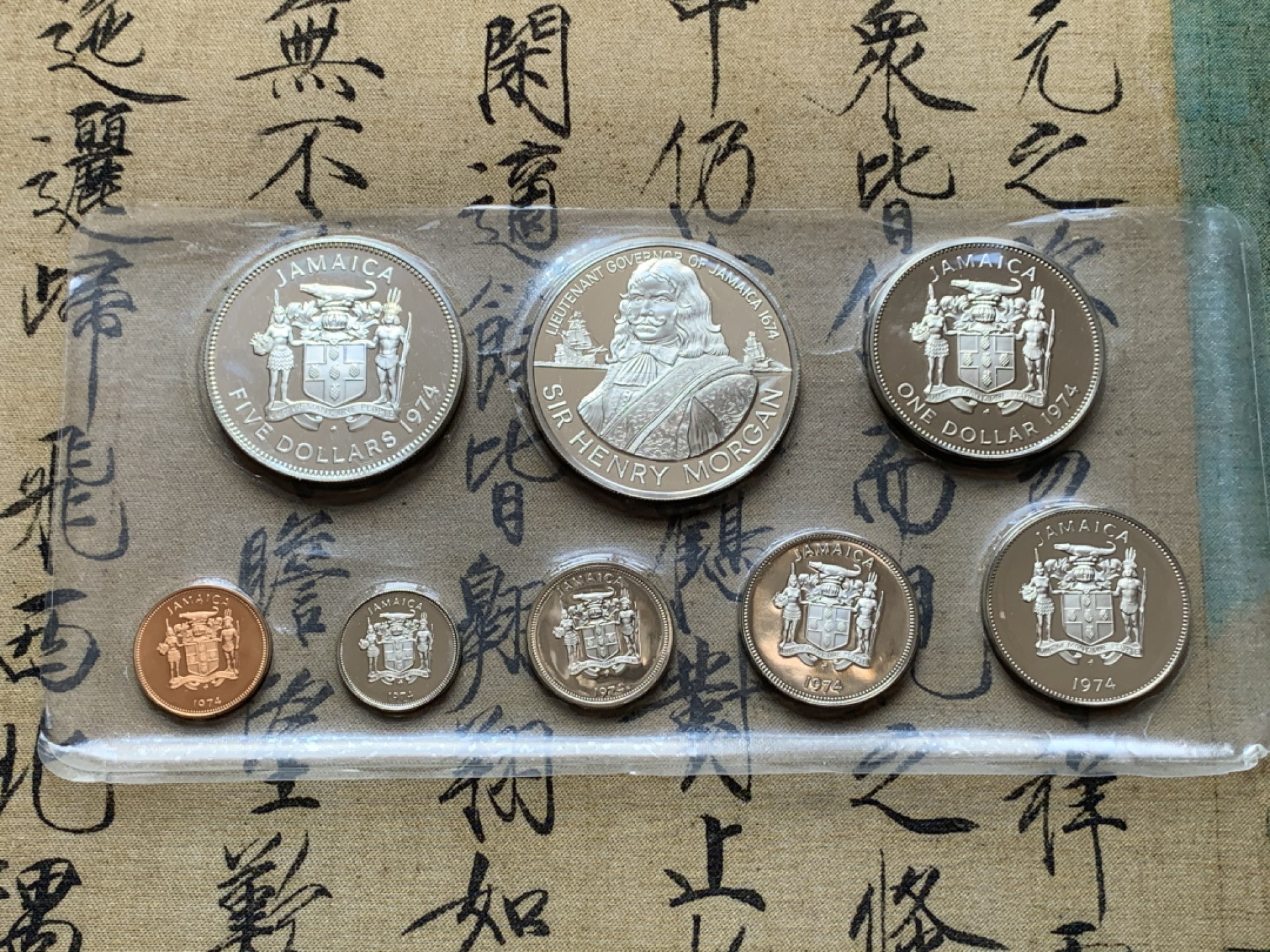 《竞宝斋》第79场-本周日，周一，周四3场拍卖（全场不限金额包邮） 原盒证书 牙买加1974年8枚套 封装套币 两枚大的是925银币 重90克左右