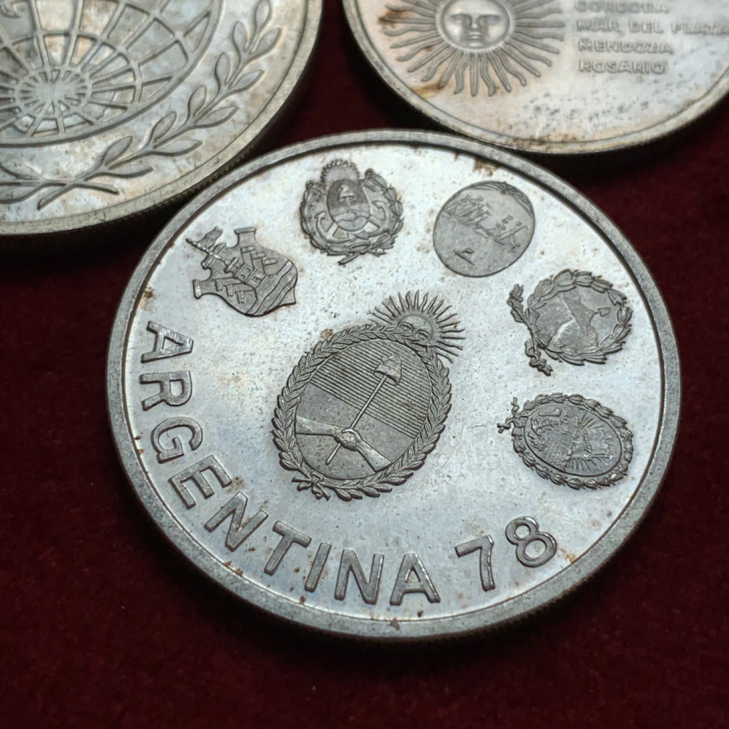 《竞宝斋》第79场-本周日，周一，周四3场拍卖（全场不限金额包邮） 阿根廷1977年世界杯银币1000/2000/3000比索三枚一组 少见品种