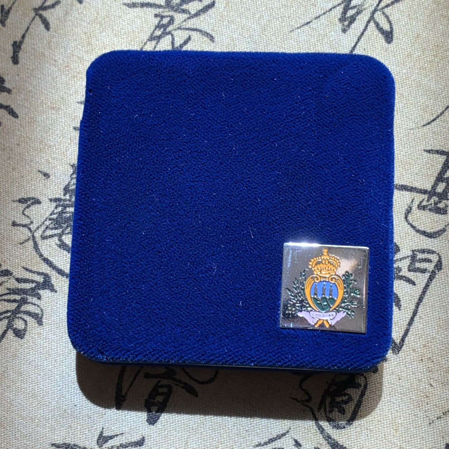 《竞宝斋》第79场-本周日，周一，周四3场拍卖（全场不限金额包邮） 原盒证书 圣马力诺 2000年 纪念建城1700周年 10000里拉精制大银币 22克 稀少