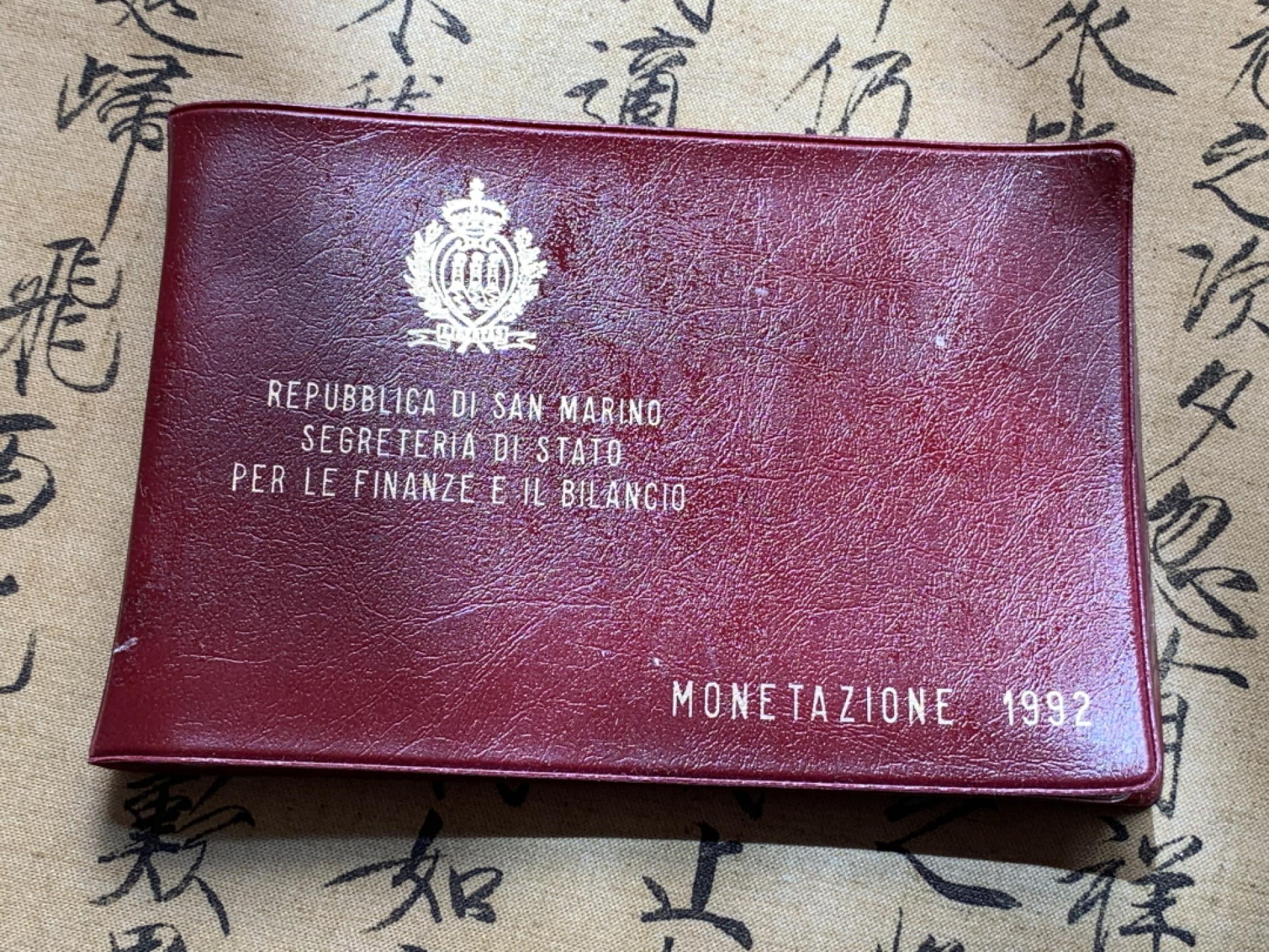 《竞宝斋》第79场-本周日，周一，周四3场拍卖（全场不限金额包邮） 钱包装 圣马力诺 1992年 纪念哥伦布发现新大陆 十枚装套币 其中最大面值1000里拉是银币 完美状态