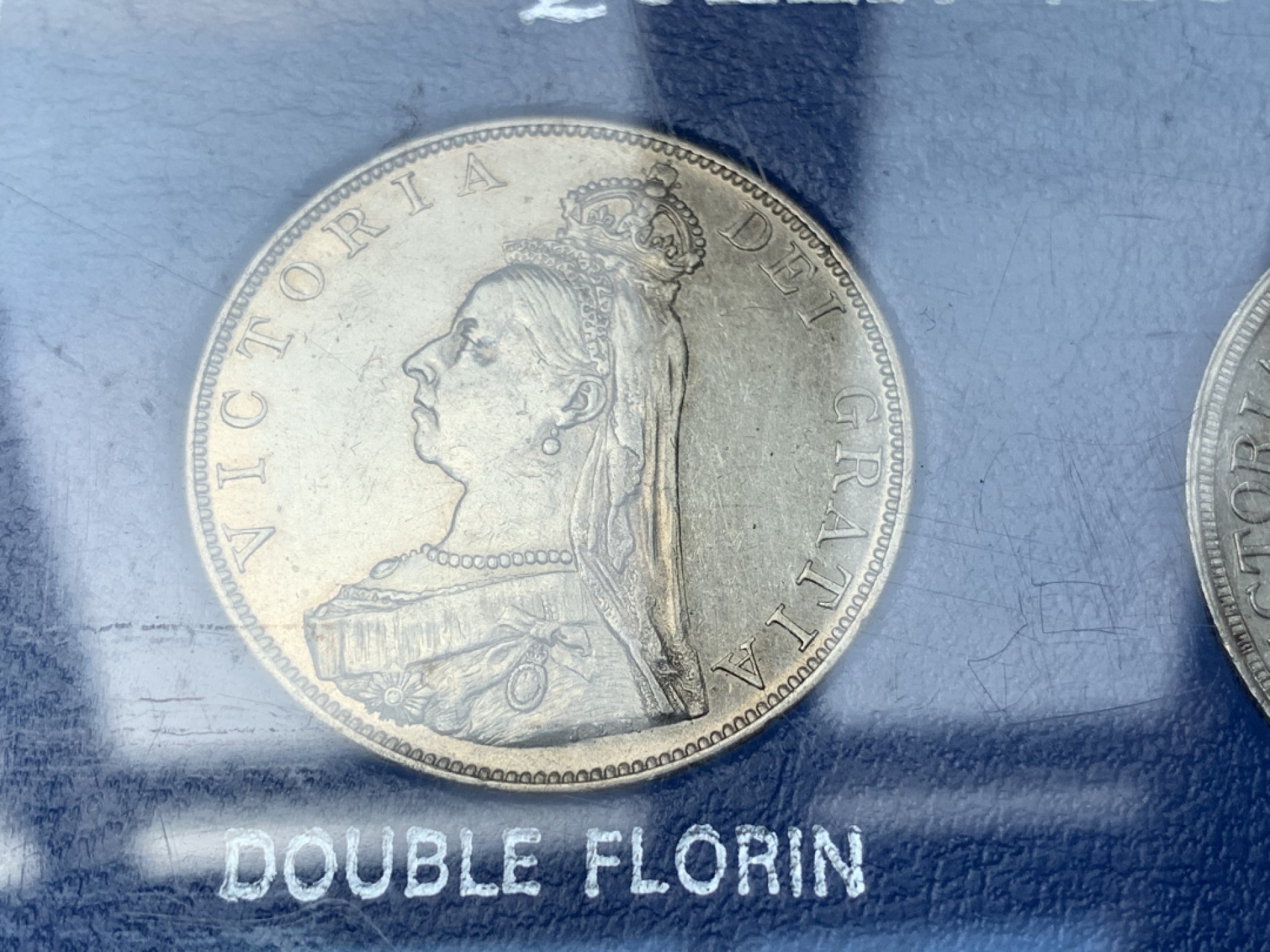 《竞宝斋》第79场-本周日，周一，周四3场拍卖（全场不限金额包邮） 塑料壳装 英国1887年 维多利亚女王马剑 一套7枚 品相都不错 如图