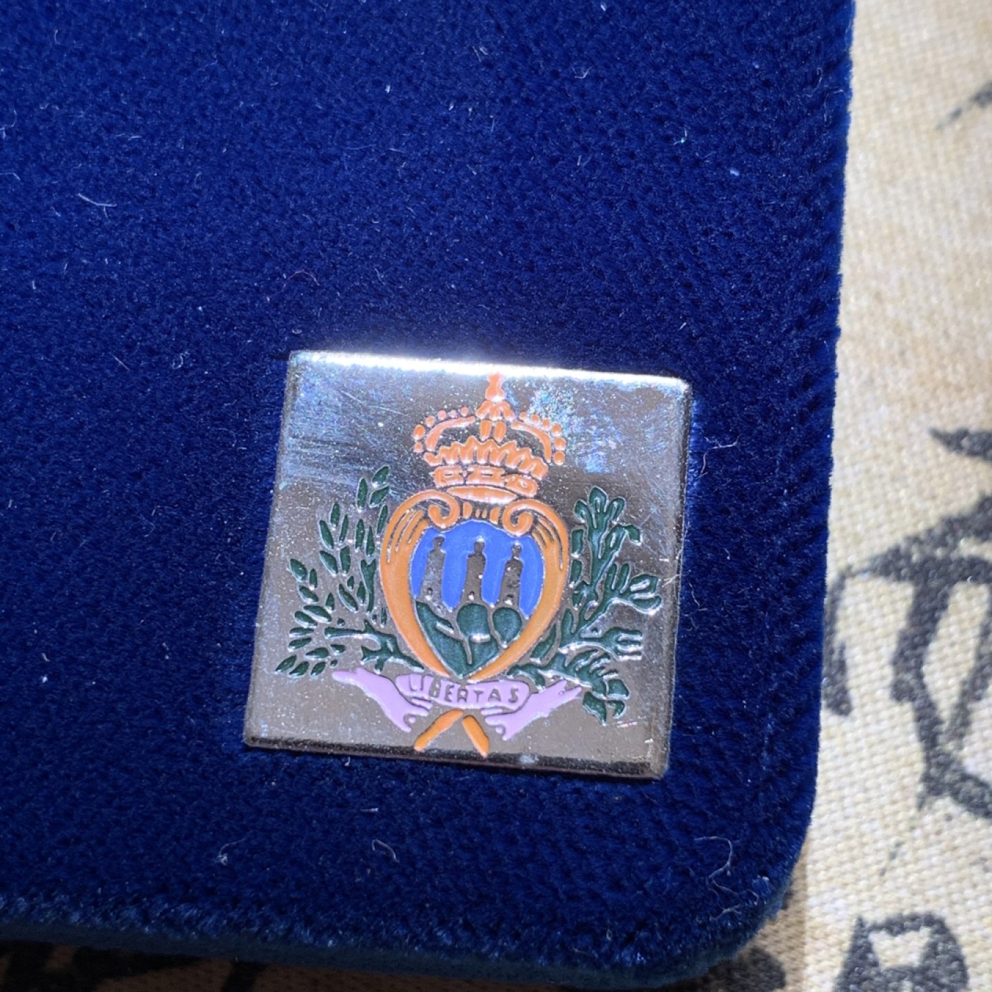 《竞宝斋》第79场-本周日，周一，周四3场拍卖（全场不限金额包邮） 原盒证书 圣马力诺 1997年 欧洲迎接千禧年 10000里拉 精制大银币 稀少