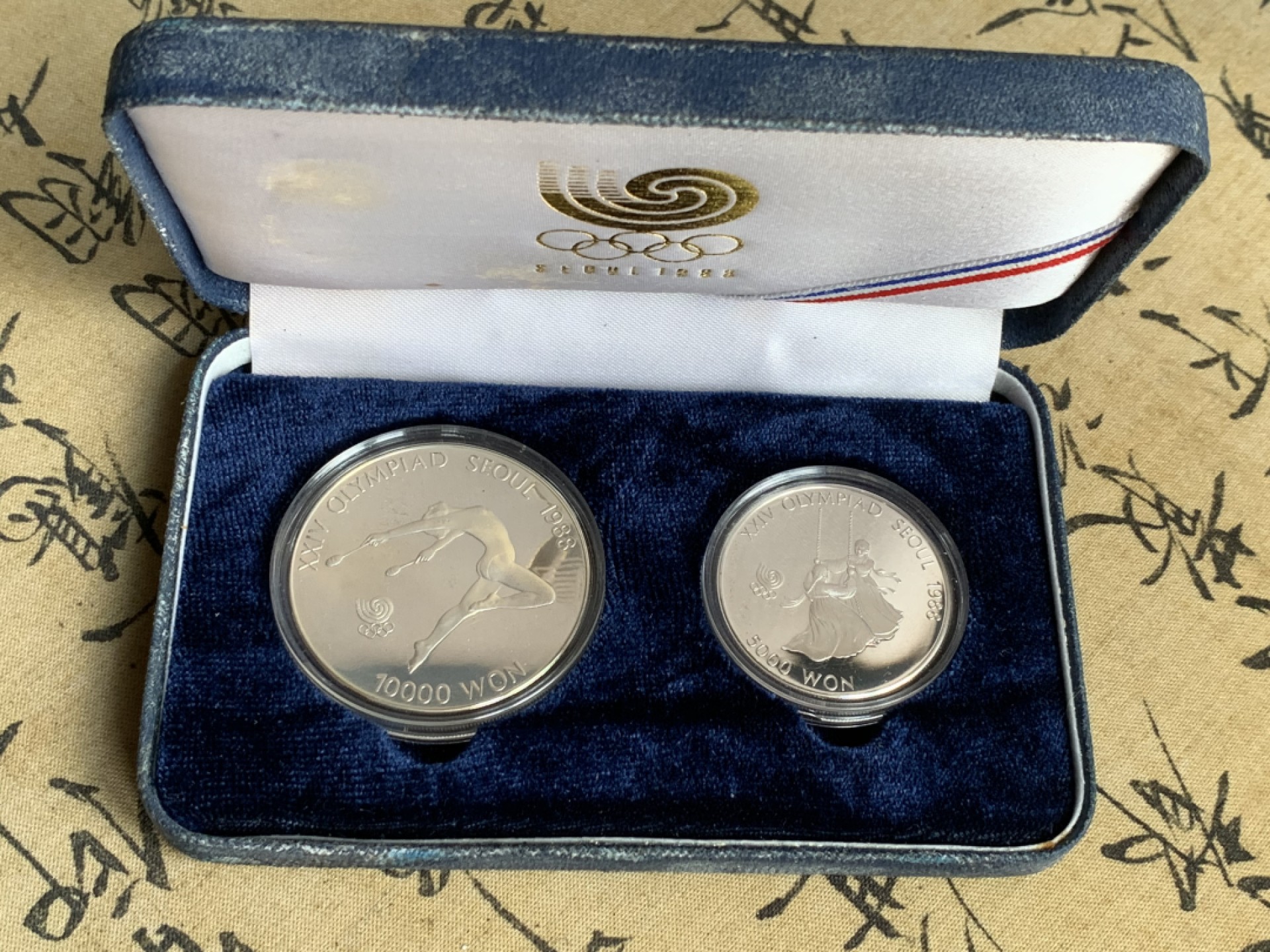 《竞宝斋》第79场-本周日，周一，周四3场拍卖（全场不限金额包邮） 原盒证书 韩国 1988年 5000/10000 WON 两枚套 一盎司和半盎司纯银