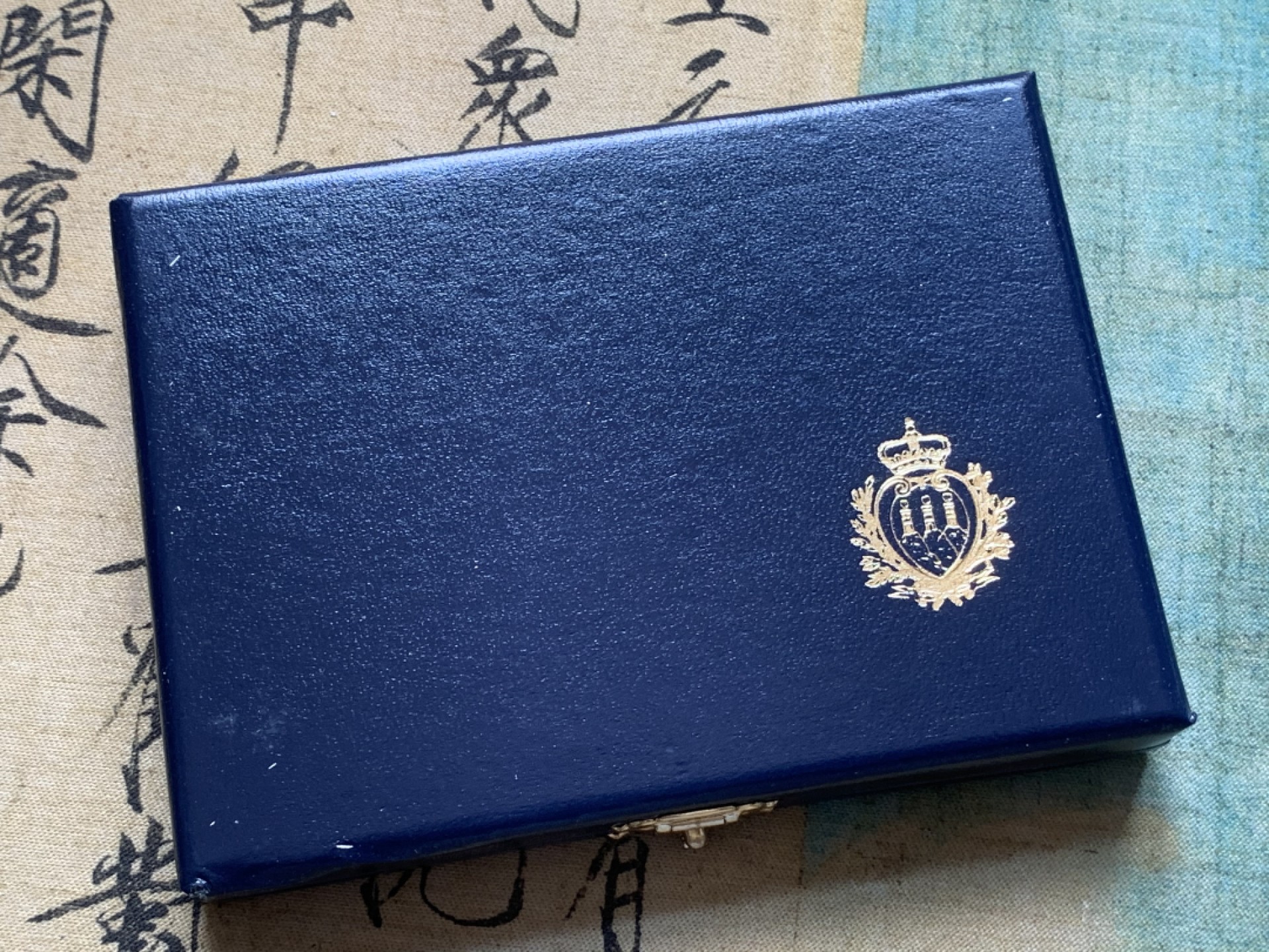 《竞宝斋》第79场-本周日，周一，周四3场拍卖（全场不限金额包邮） 原盒证书 圣马力诺1993年 珍稀动物鼬鼠，啄木鸟和红隼精制银币 500/1000里拉 动物系少见品种