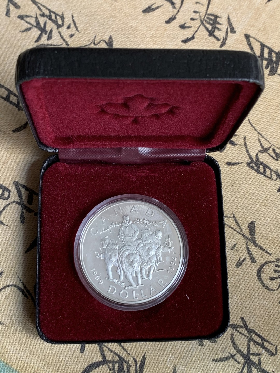 《竞宝斋》第79场-本周日，周一，周四3场拍卖（全场不限金额包邮） 原盒证书 1994年 纪念皇家犬队成立二十五周年 1元 925银精制大银币