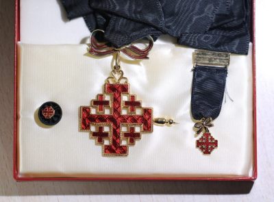 教皇国耶路撒冷圣墓骑士团勋章，铜质原盒，钥插针略与略章配套齐全最新版本