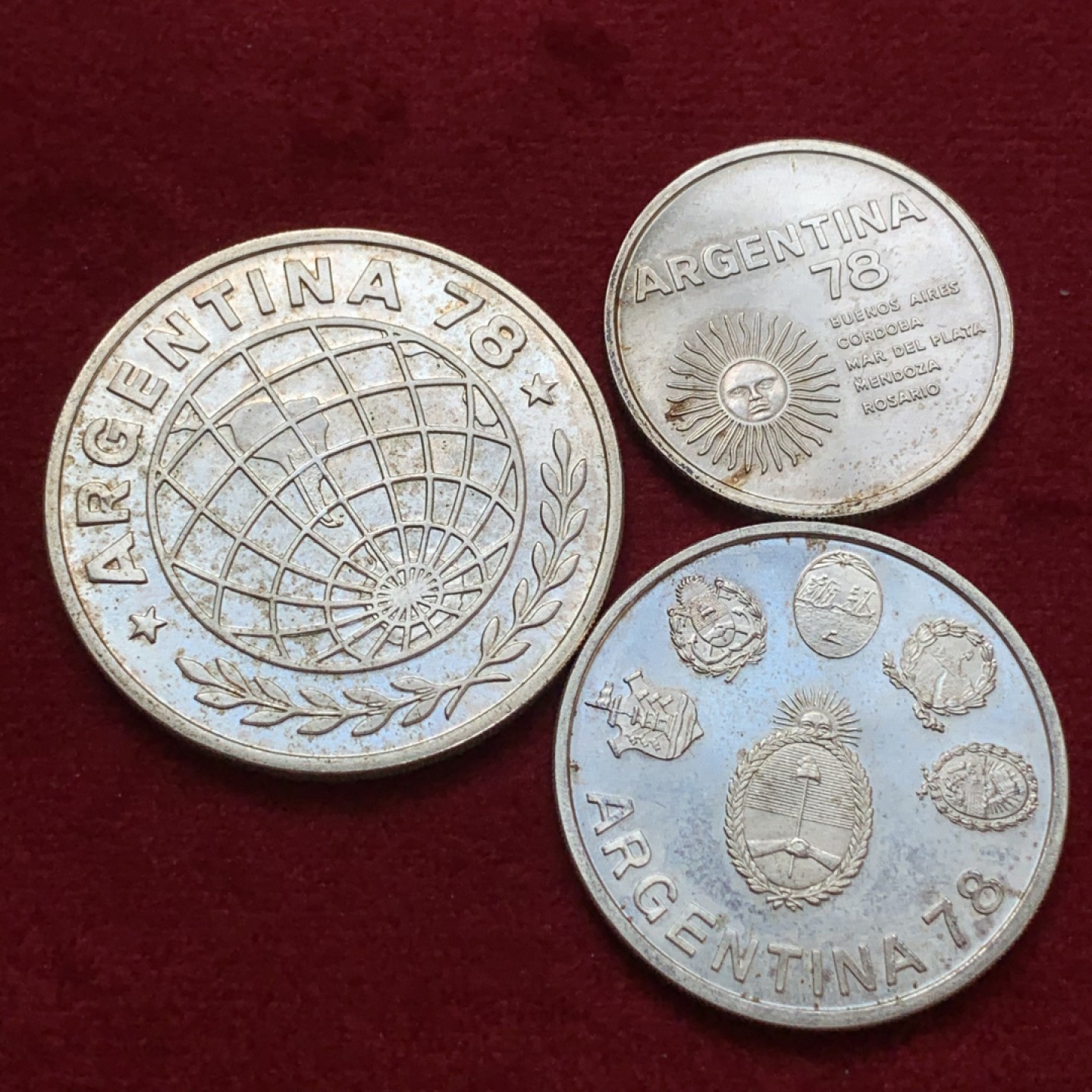 《竞宝斋》第79场-本周日，周一，周四3场拍卖（全场不限金额包邮） 阿根廷1977年世界杯银币1000/2000/3000比索三枚一组 少见品种