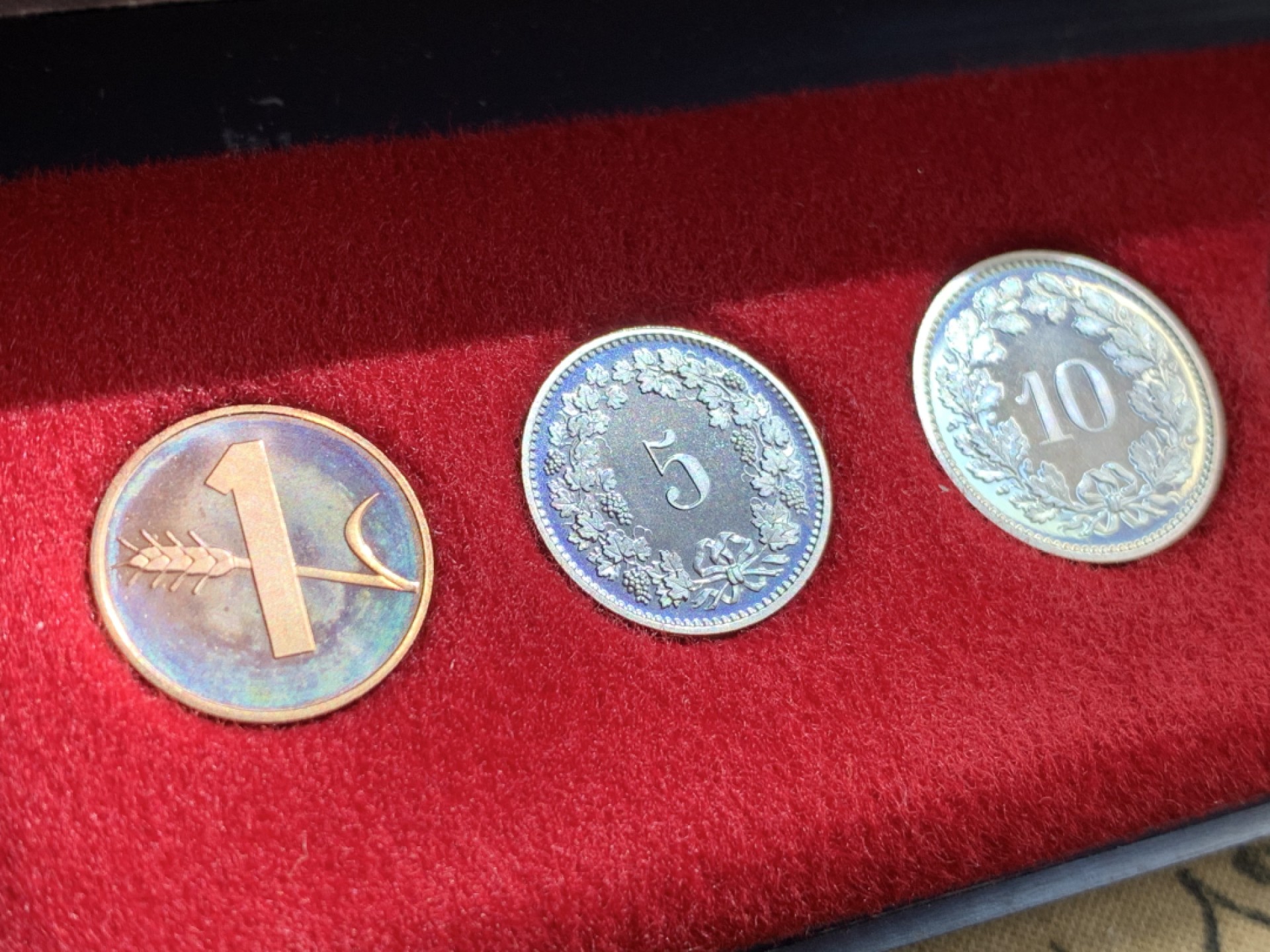 《竞宝斋》第79场-本周日，周一，周四3场拍卖（全场不限金额包邮） 原装 瑞士1975年 早期长盒装 八枚套 精制币 最大面值5法郎 非常少见