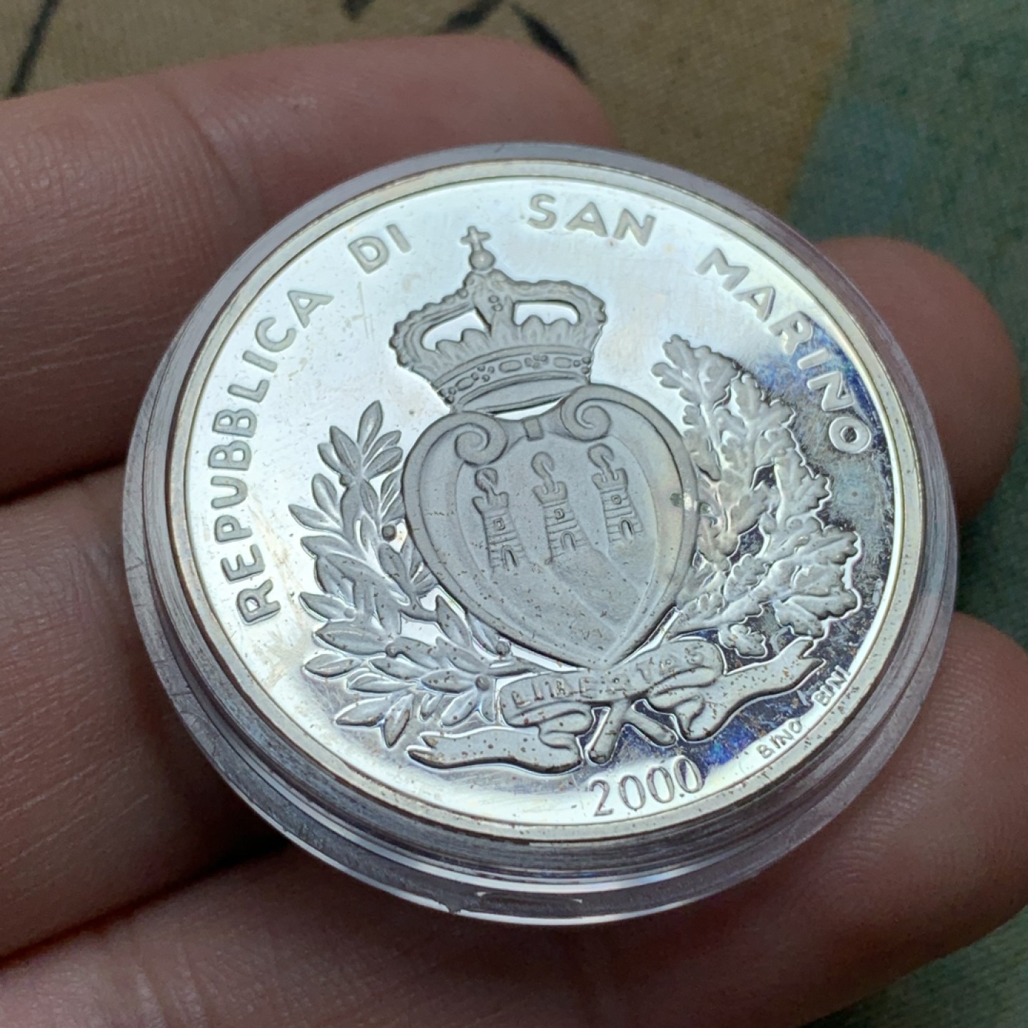 《竞宝斋》第79场-本周日，周一，周四3场拍卖（全场不限金额包邮） 原盒证书 圣马力诺 2000年 纪念建城1700周年 10000里拉精制大银币 22克 稀少