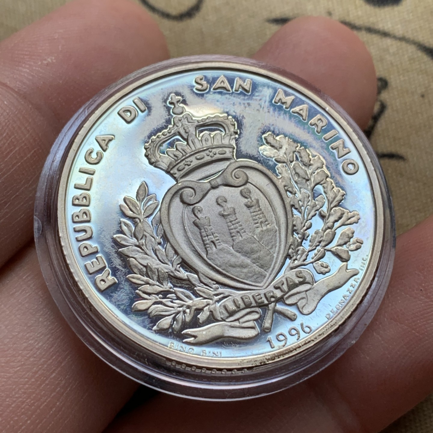 《竞宝斋》第79场-本周日，周一，周四3场拍卖（全场不限金额包邮） 原盒证书 圣马力诺 1996年 欧洲地图 10000里拉 精制大银币 22克 稀少