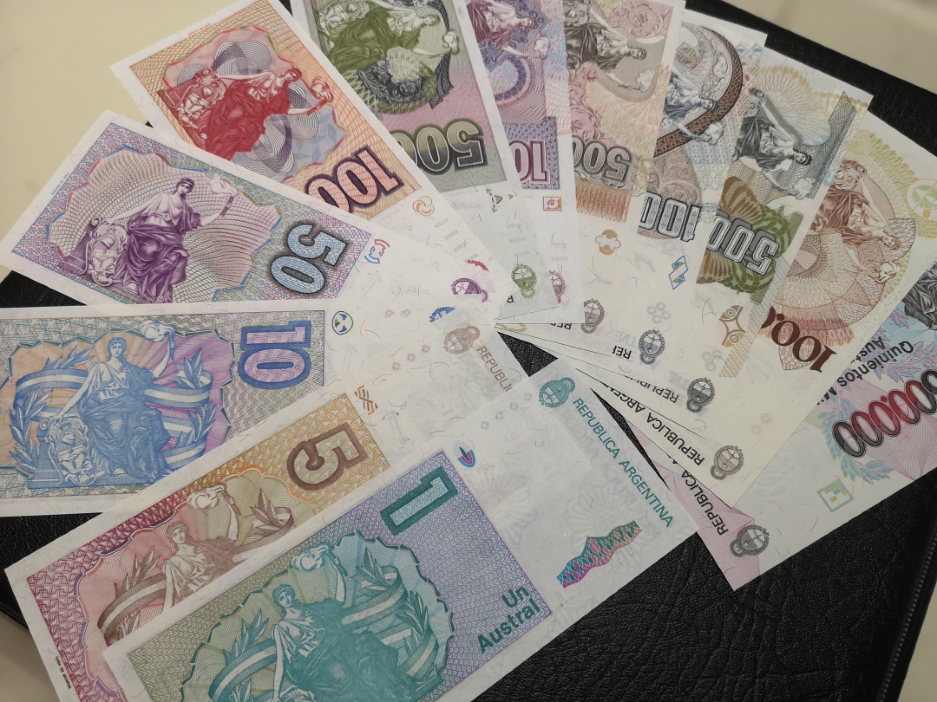 《外钞收藏家》第一百九十二期 1985-1991年阿根廷一套12张 全新UNC 与上面两套为全同号 千位号