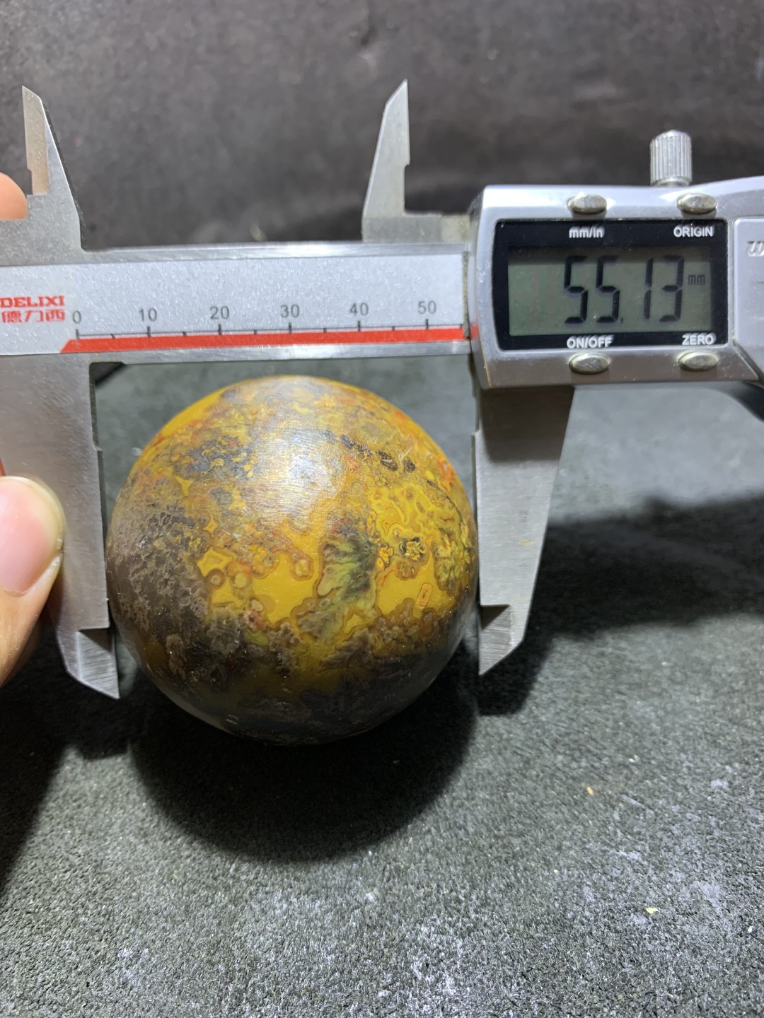 精美冰飘草花纹亚光战国红玛瑙大圆球摆件一个，