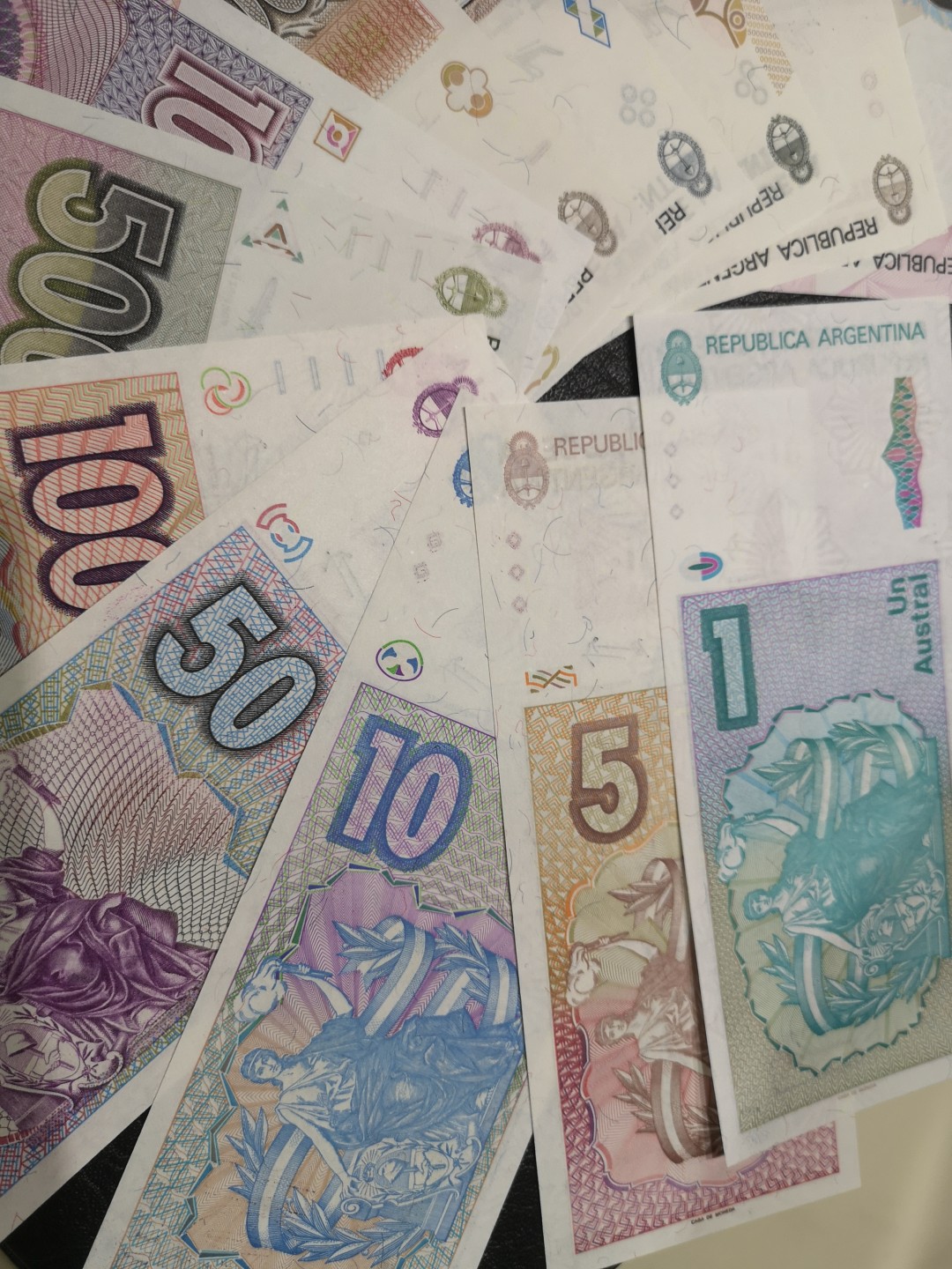 《外钞收藏家》第一百九十二期 1985-1991年阿根廷一套12张 全新UNC 与上面两套为全同号 千位号