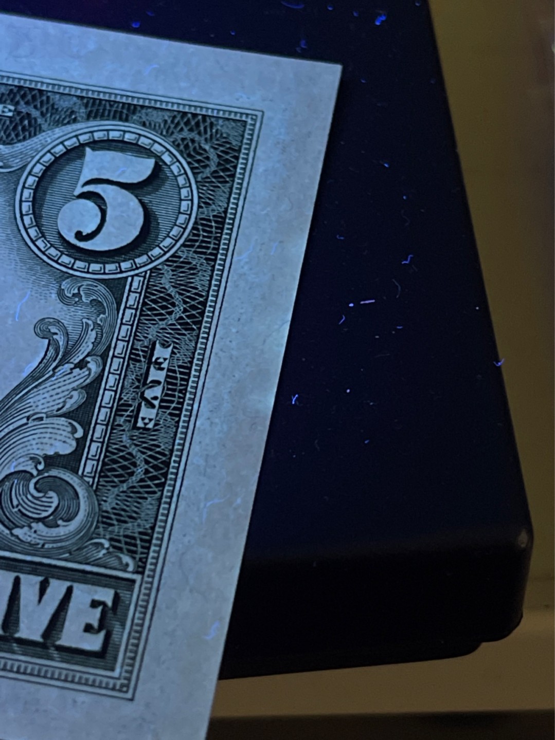 《外钞收藏家》第一百九十二期 1963年红库印5美元 全新无折 边上有少许潮