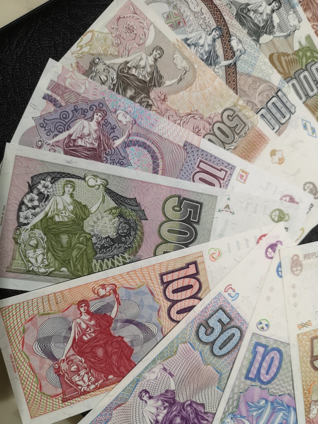 《外钞收藏家》第一百九十二期 1985-1991年阿根廷一套12张 全新UNC 与上面两套为全同号 千位号