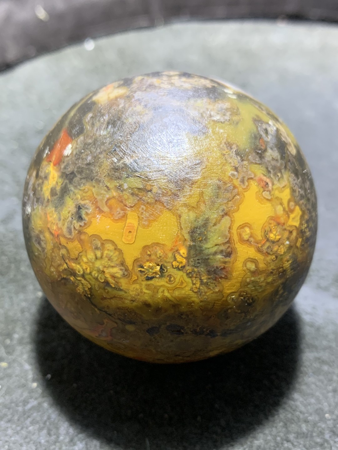 精美冰飘草花纹亚光战国红玛瑙大圆球摆件一个，