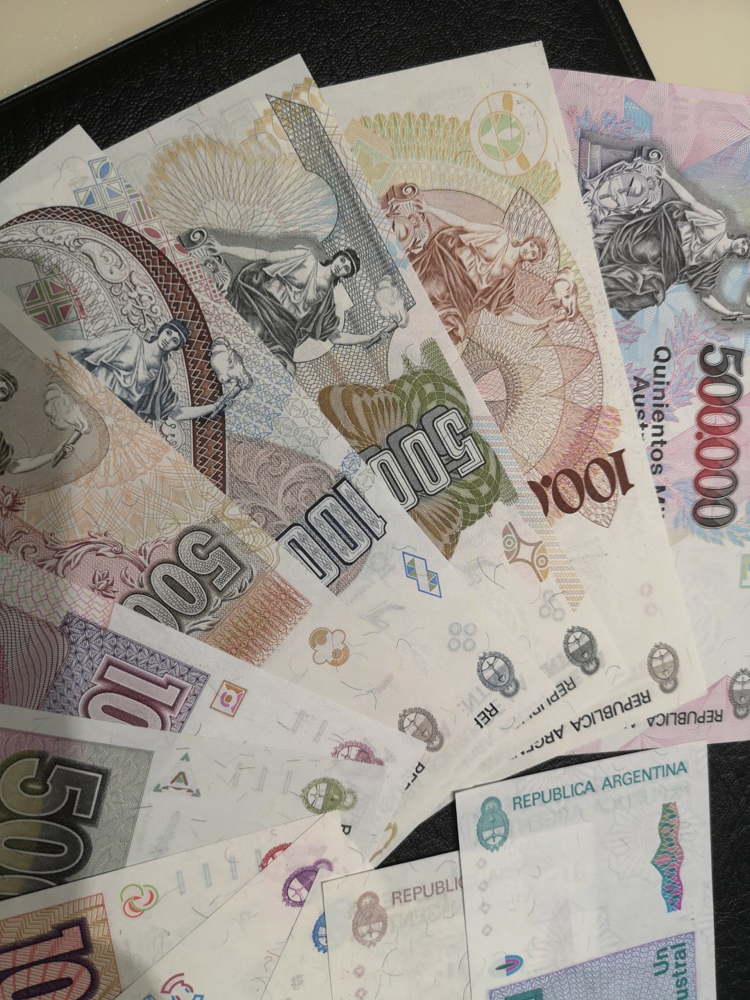 《外钞收藏家》第一百九十二期 1985-1991年阿根廷一套12张 全新UNC 与上面两套为全同号 千位号