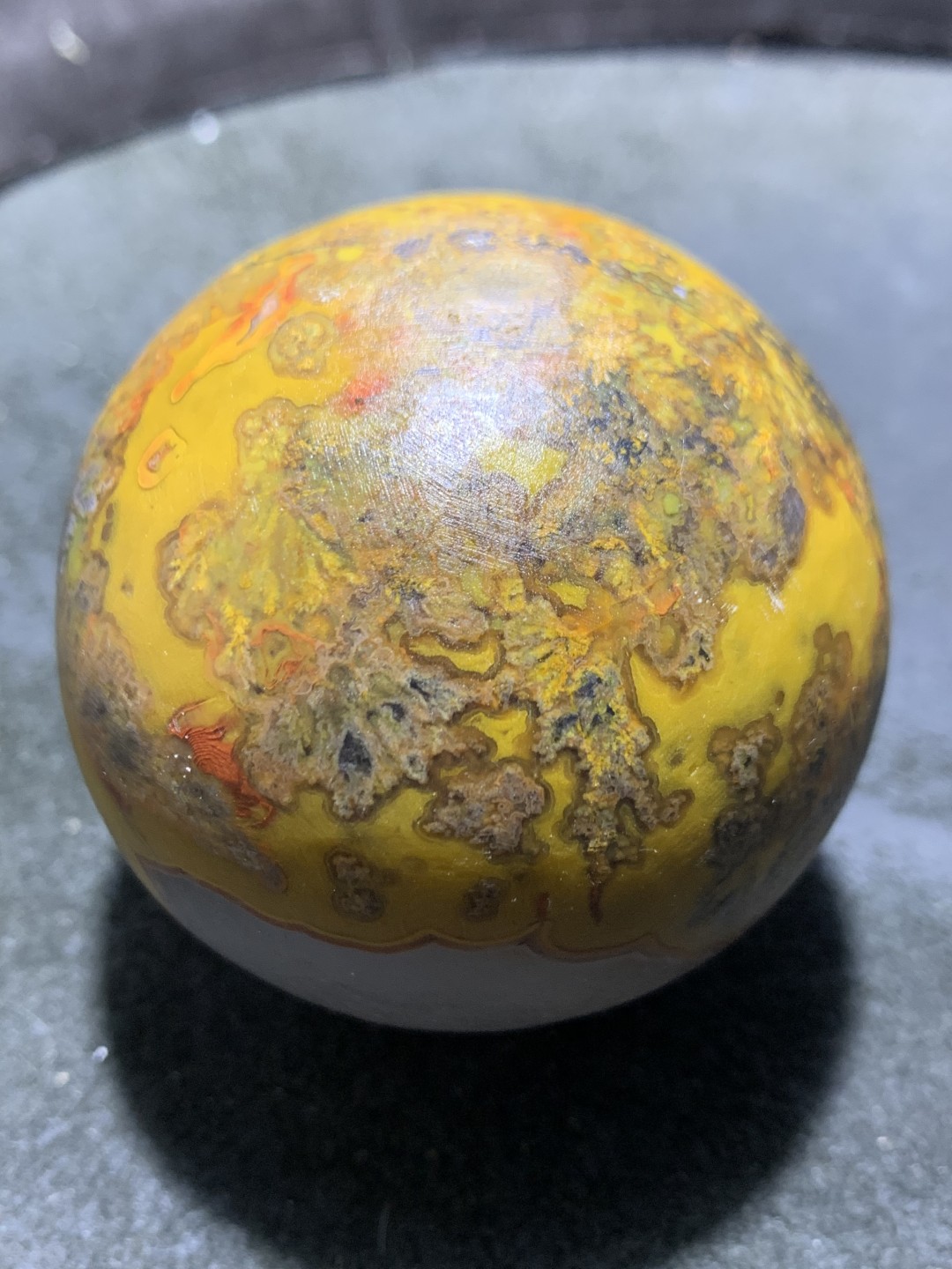 精美冰飘草花纹亚光战国红玛瑙大圆球摆件一个，