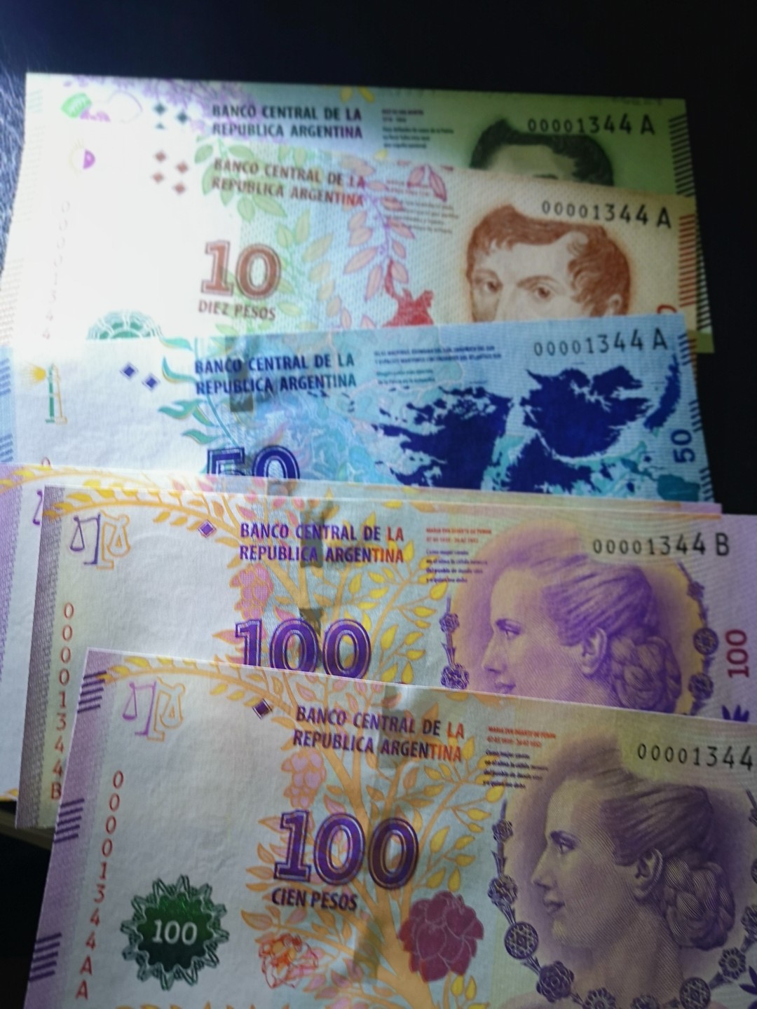 《外钞收藏家》第一百九十二期 阿根廷贝隆夫人纪念钞100比索3张、50、10、5各1张 共六张 全新UNC 与上下两套为全同号 千位号