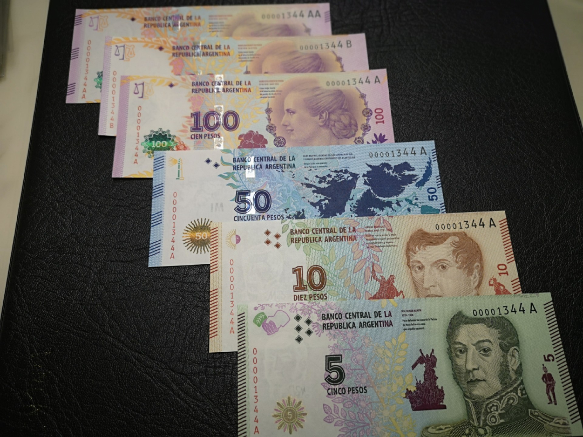 《外钞收藏家》第一百九十二期 阿根廷贝隆夫人纪念钞100比索3张、50、10、5各1张 共六张 全新UNC 与上下两套为全同号 千位号