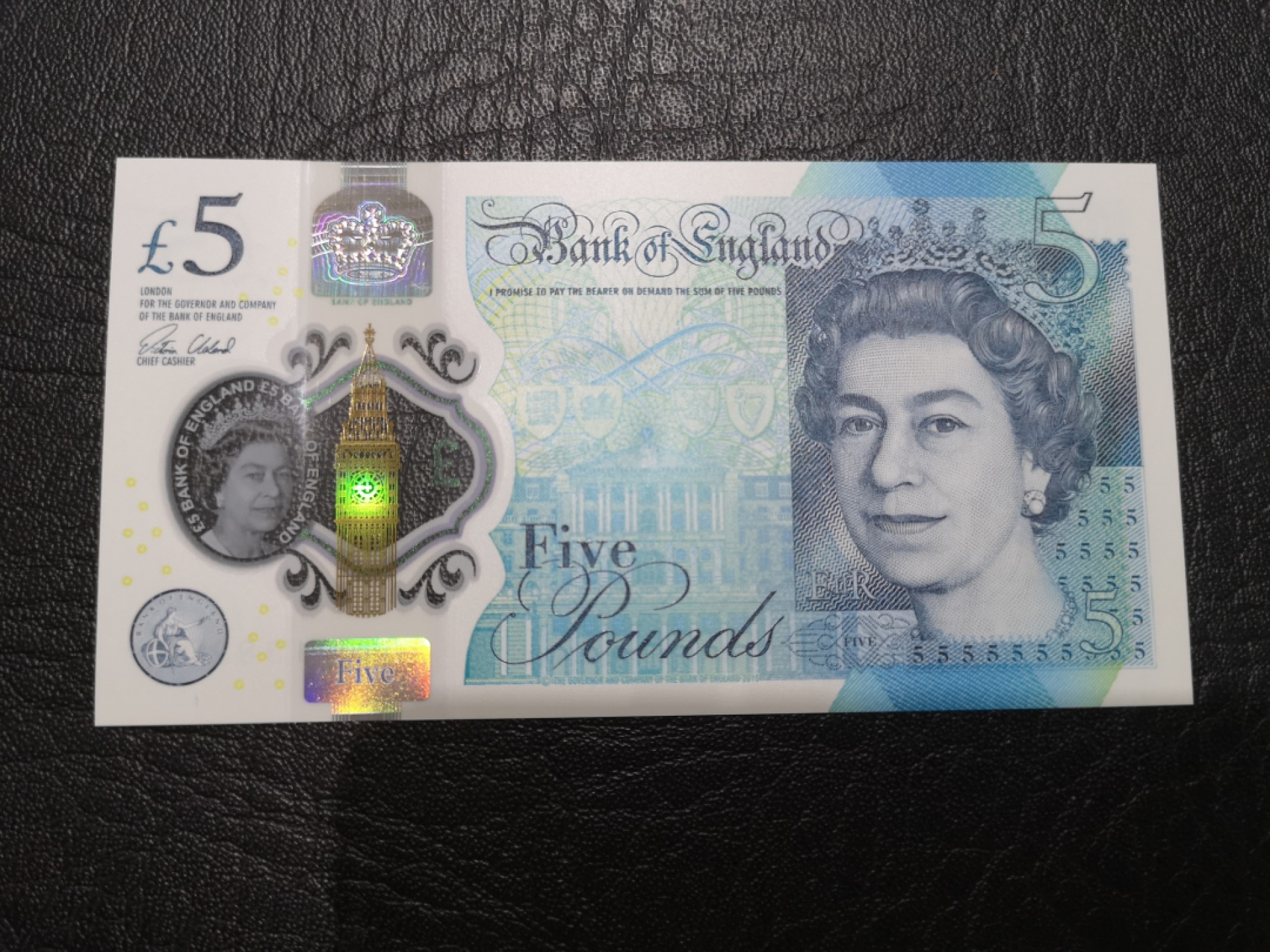 《外钞收藏家》第一百九十二期 英国最新版塑料钞5镑 AA01冠 全新UNC 无47