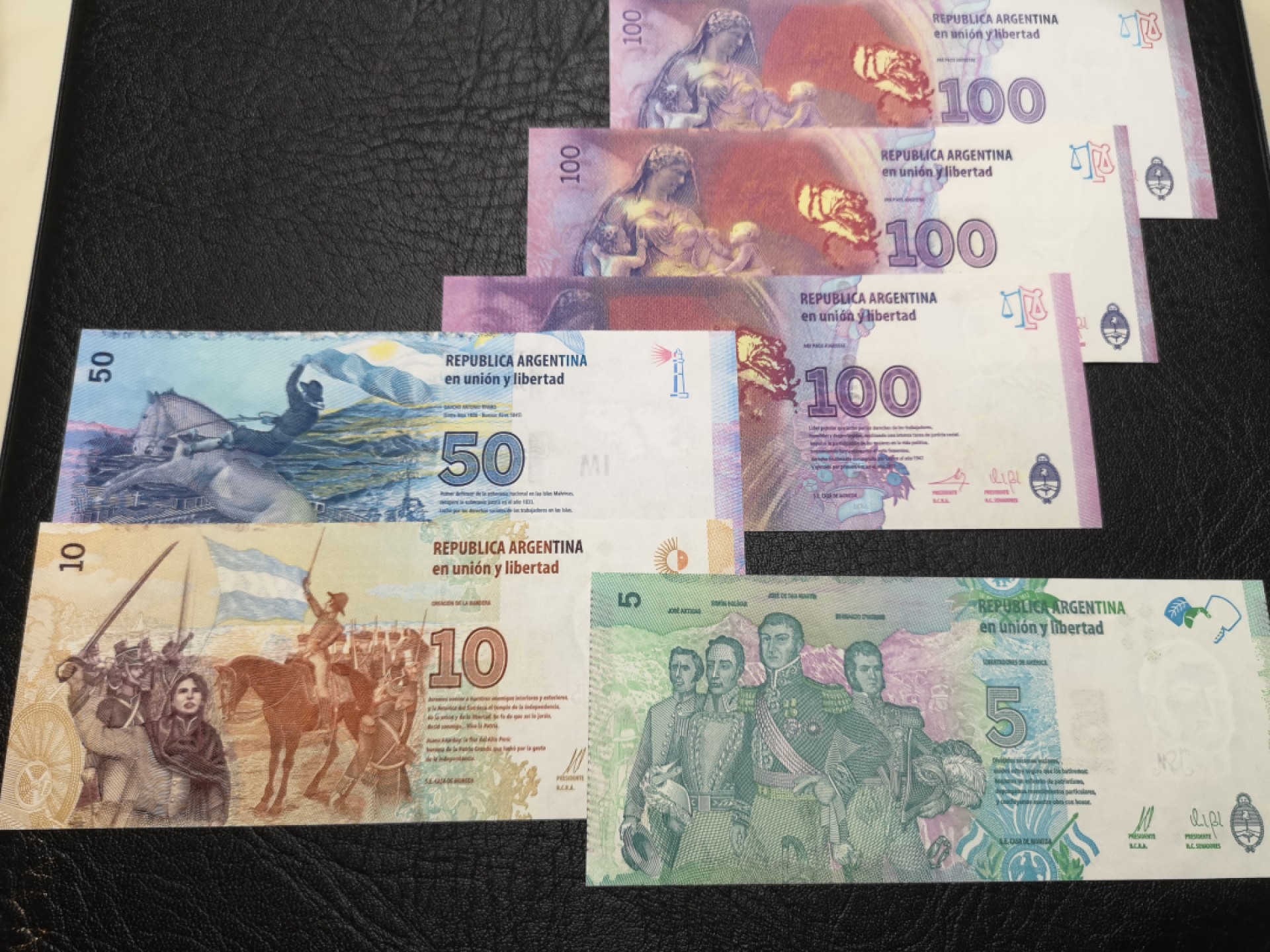 《外钞收藏家》第一百九十二期 阿根廷贝隆夫人纪念钞100比索3张、50、10、5各1张 共六张 全新UNC 与上下两套为全同号 千位号
