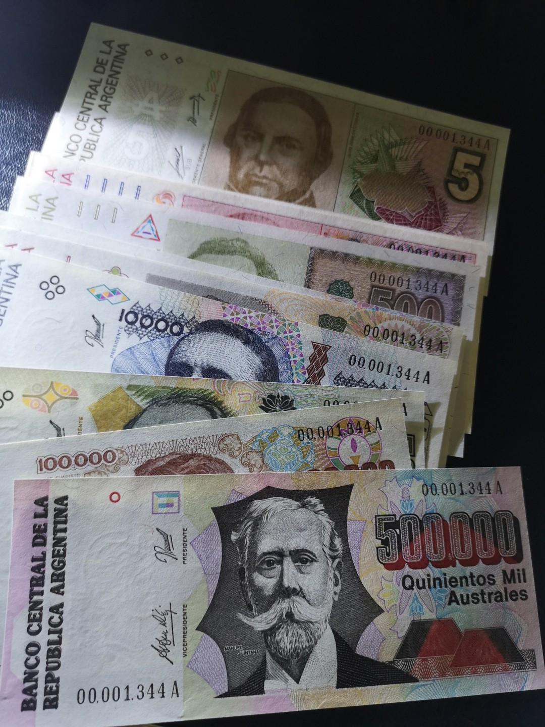 《外钞收藏家》第一百九十二期 1985-1991年阿根廷一套12张 全新UNC 与上面两套为全同号 千位号