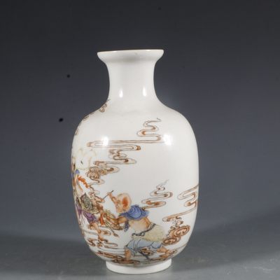 清 粉彩描金人物故事赏瓶尺寸：高19.8cm口径5.6cm 清 粉彩描金人物故事赏瓶尺寸：高19.8cm口径5.6cm