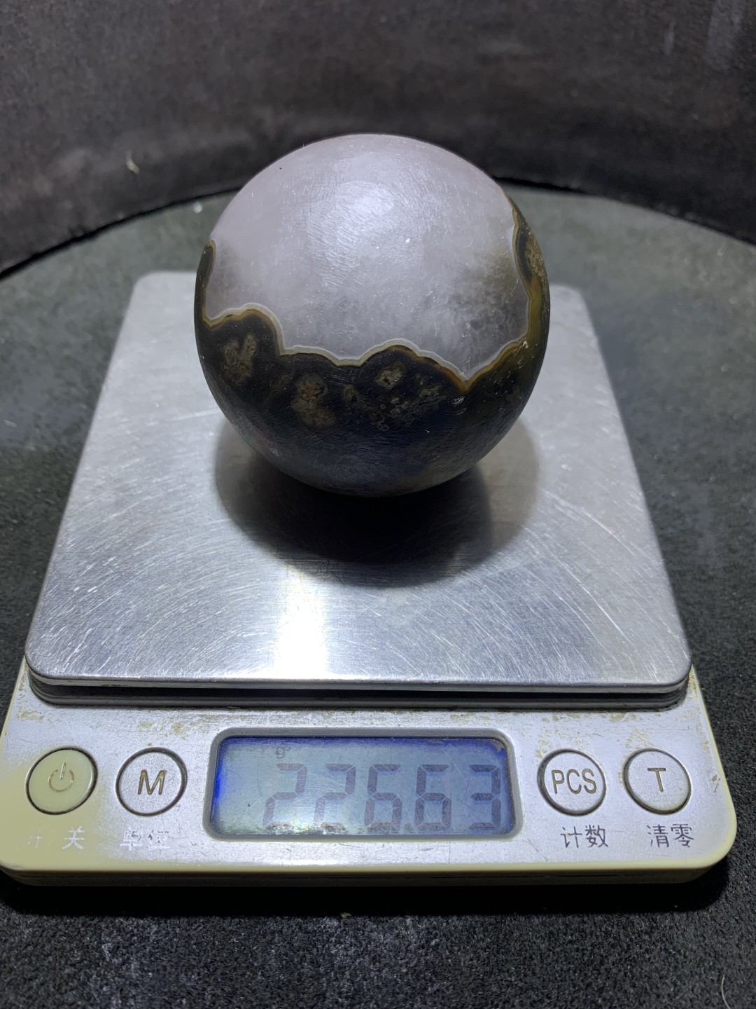 精美冰飘草花纹亚光战国红玛瑙大圆球摆件一个，