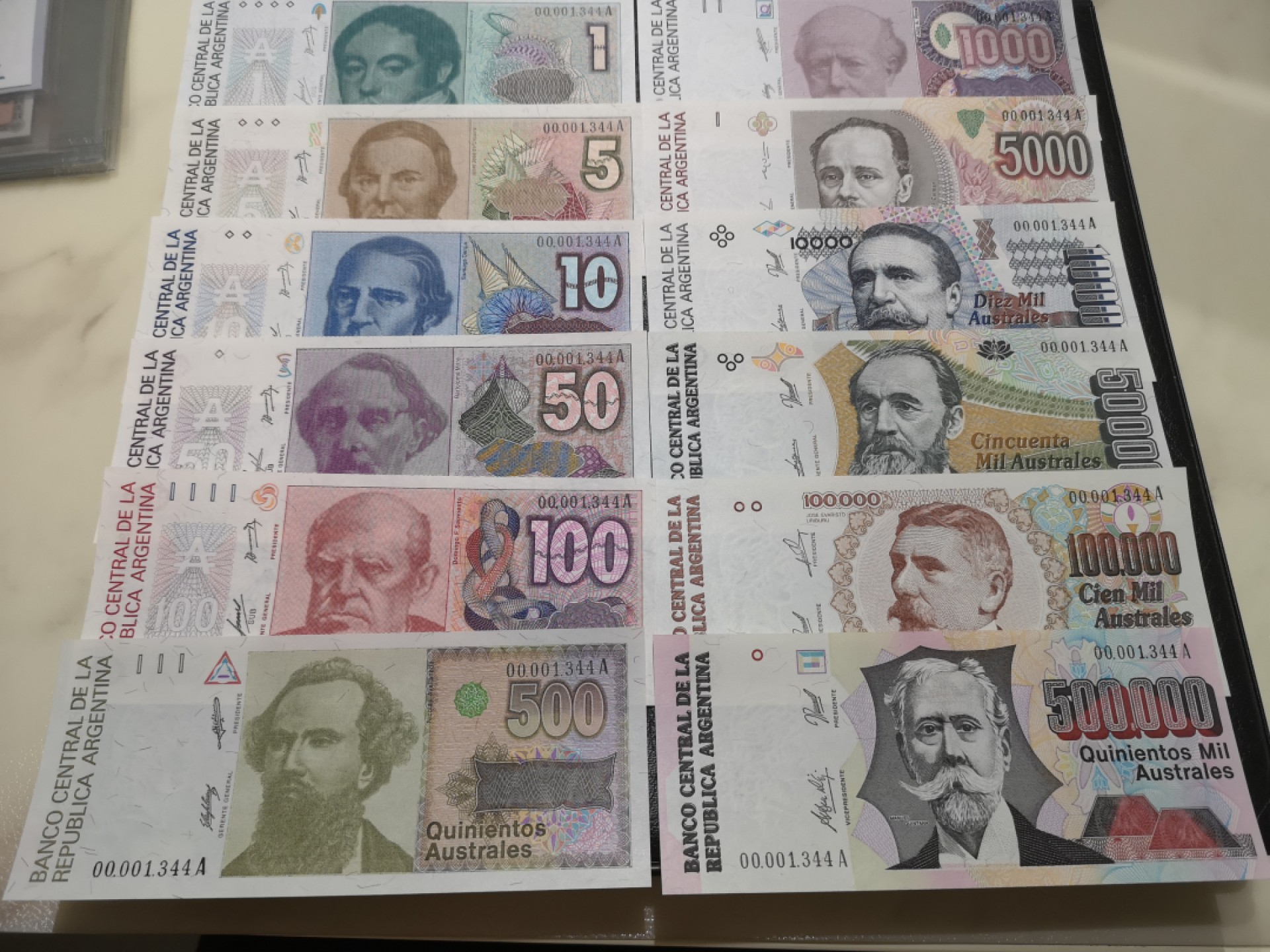 《外钞收藏家》第一百九十二期 1985-1991年阿根廷一套12张 全新UNC 与上面两套为全同号 千位号