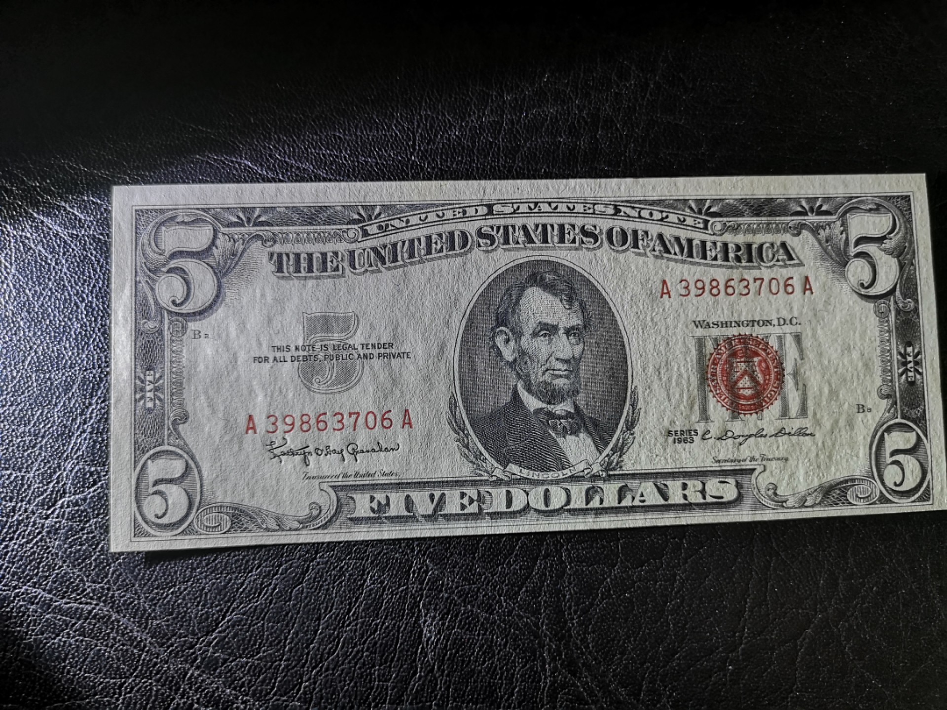 《外钞收藏家》第一百九十二期 1963年红库印5美元 全新无折 边上有少许潮