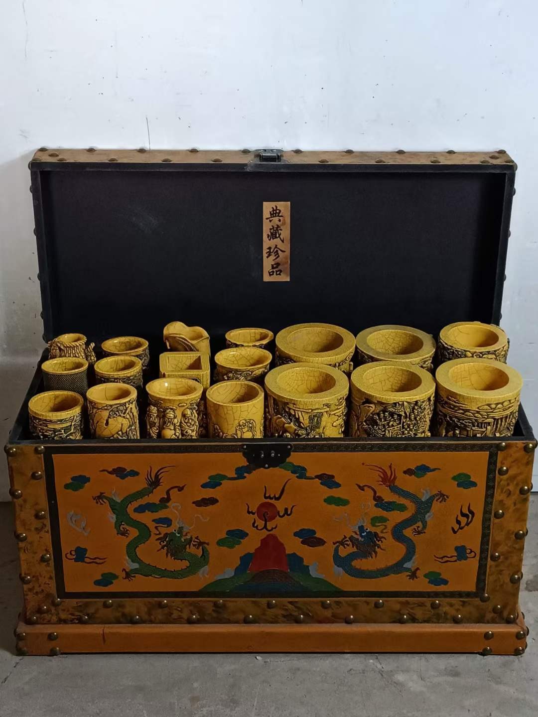 旧藏牙雕笔筒