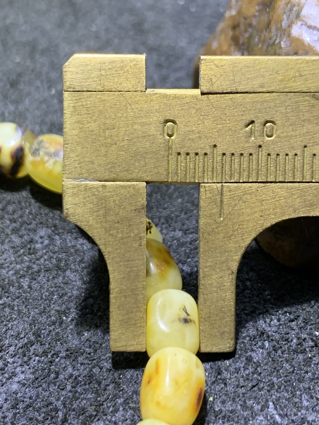 天然乌克兰蜜蜡随形通货手串1条！