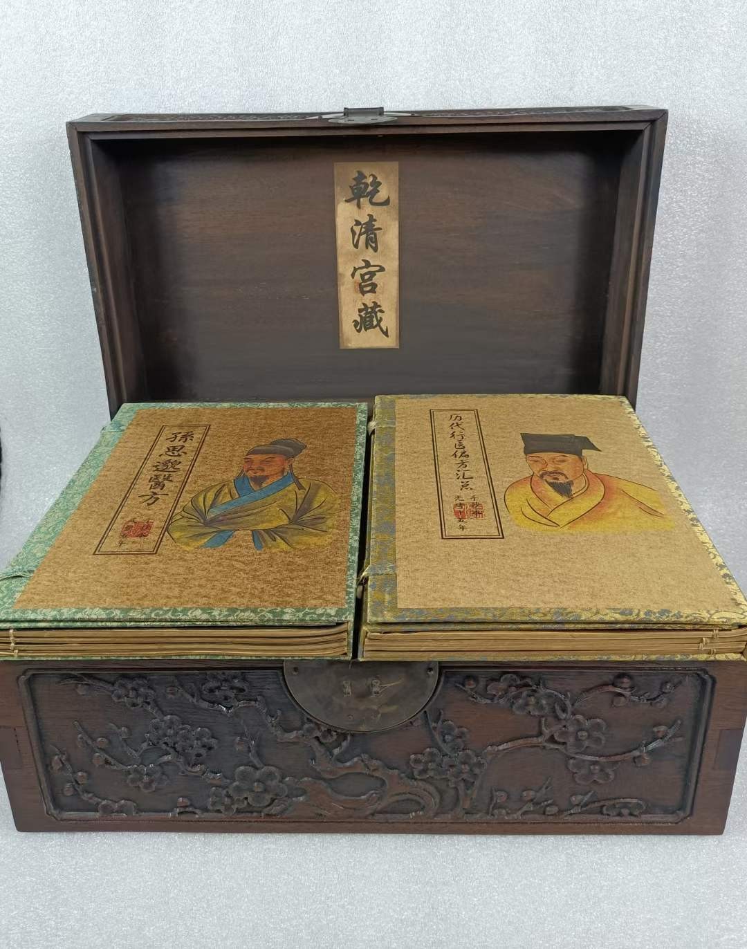 旧藏老医书一箱，保存多年，品相完整，皮壳老辣，字迹清楚，喜欢的联系