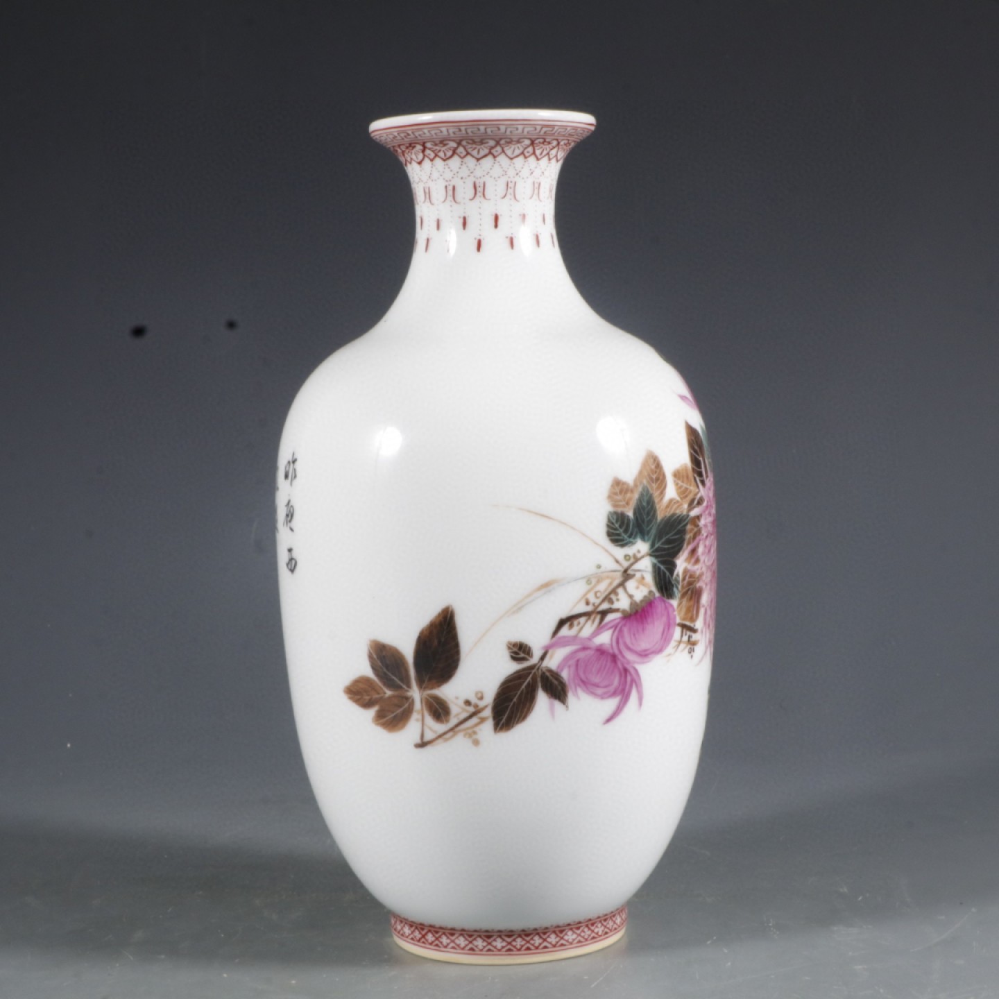 民国粉彩花卉纹赏瓶高尺寸：20.6cm口径5.5cm