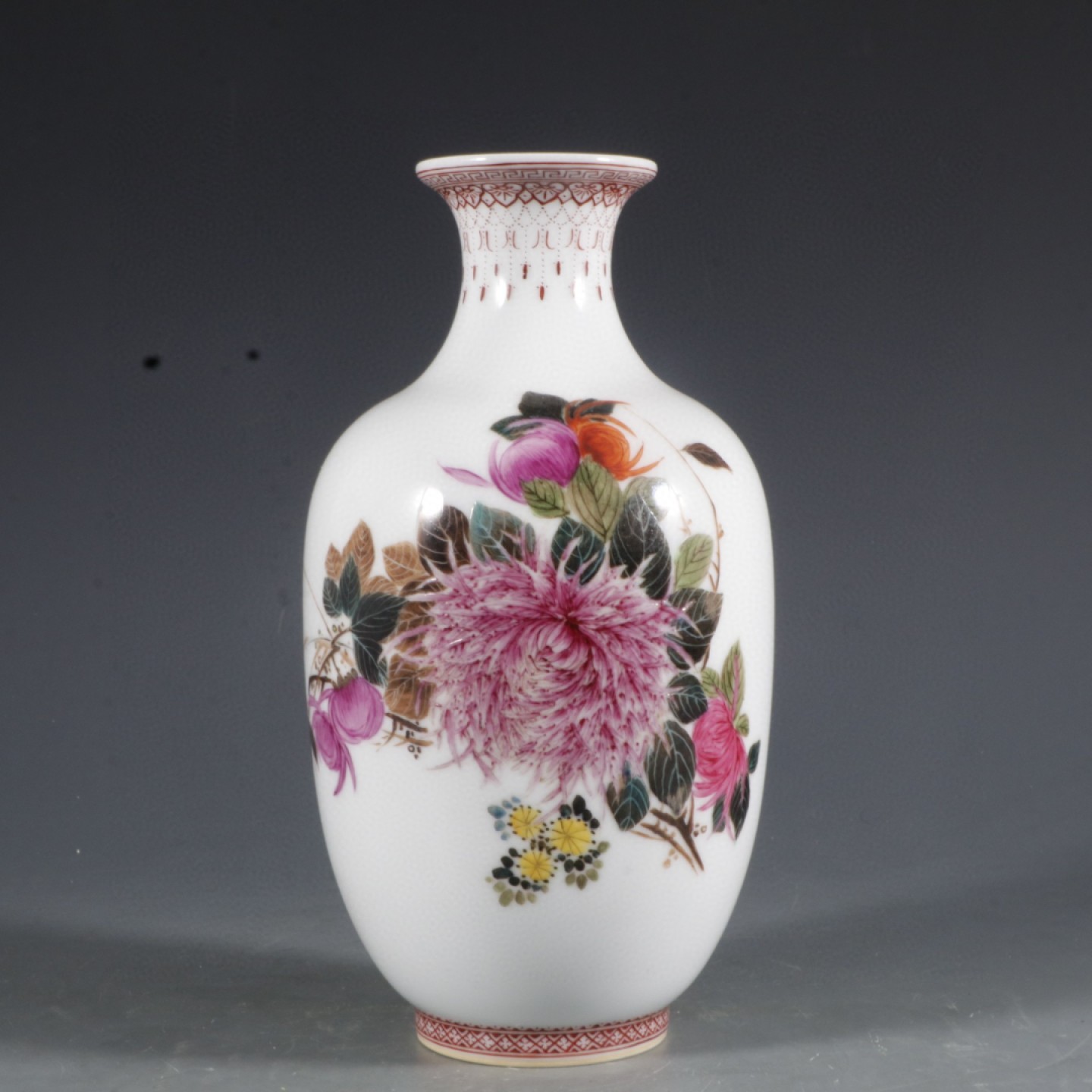 民国粉彩花卉纹赏瓶高尺寸：20.6cm口径5.5cm