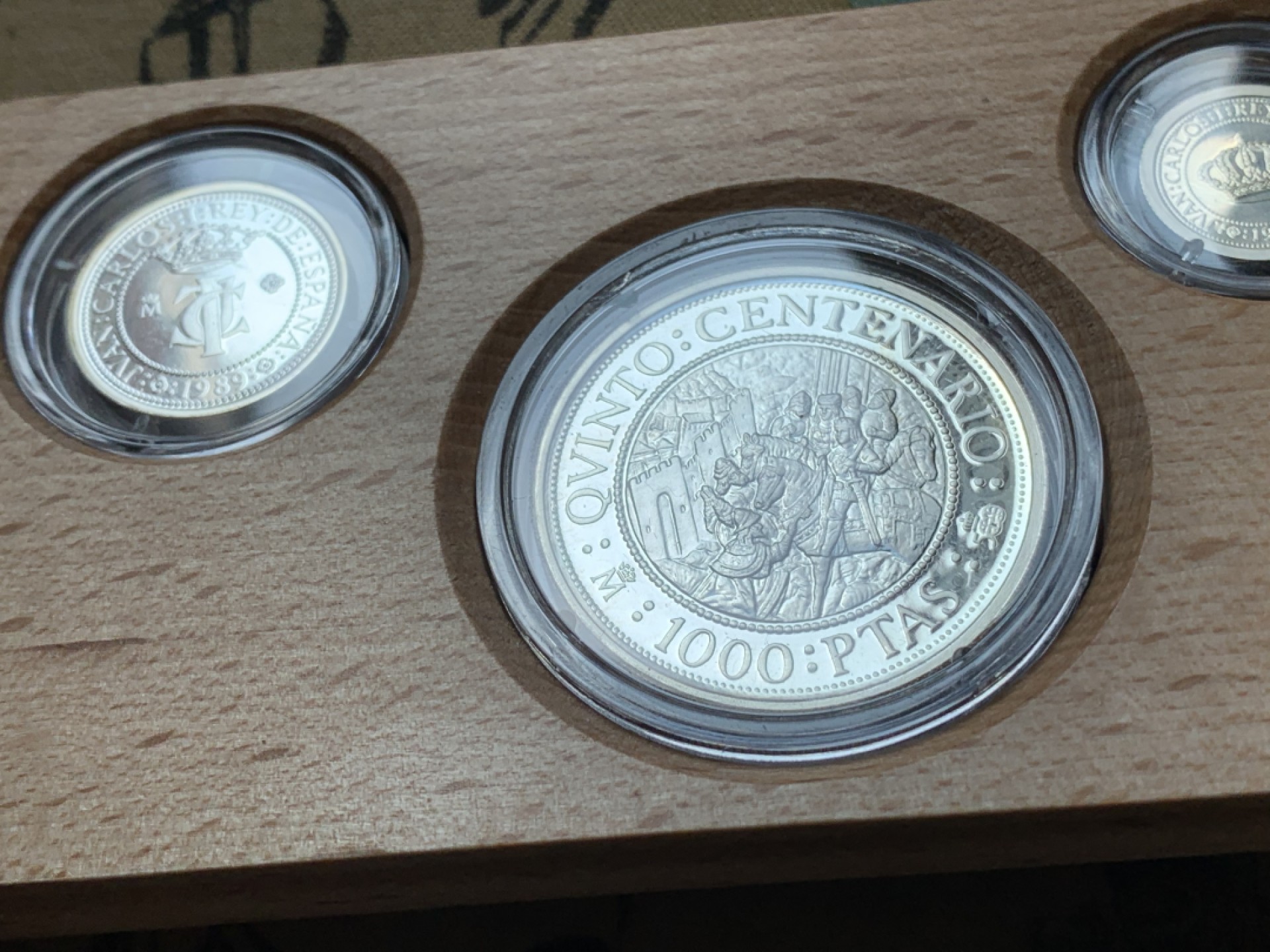 《竞宝斋》第80场-本周日，周一 2场连拍（全场不限金额包邮） 925银，币重49.3克 原盒证书 西班牙发现新大陆五百周年纪念 1989年 五枚套一组银币 非常漂亮