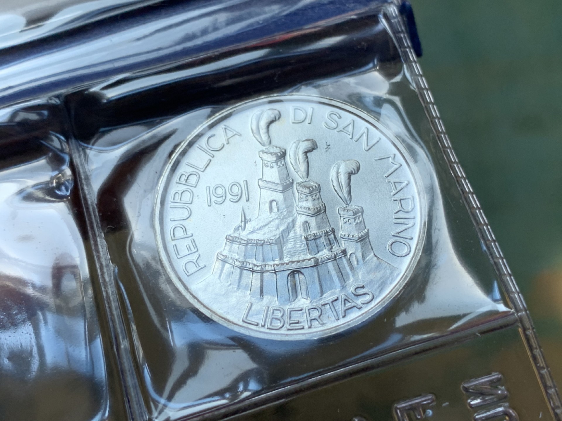 《竞宝斋》第80场-本周日，周一 2场连拍（全场不限金额包邮） 钱包装 圣马力诺 1991年 圣马力诺1991年 十枚装 和平鸽 1000里拉大银币一枚 完美状态