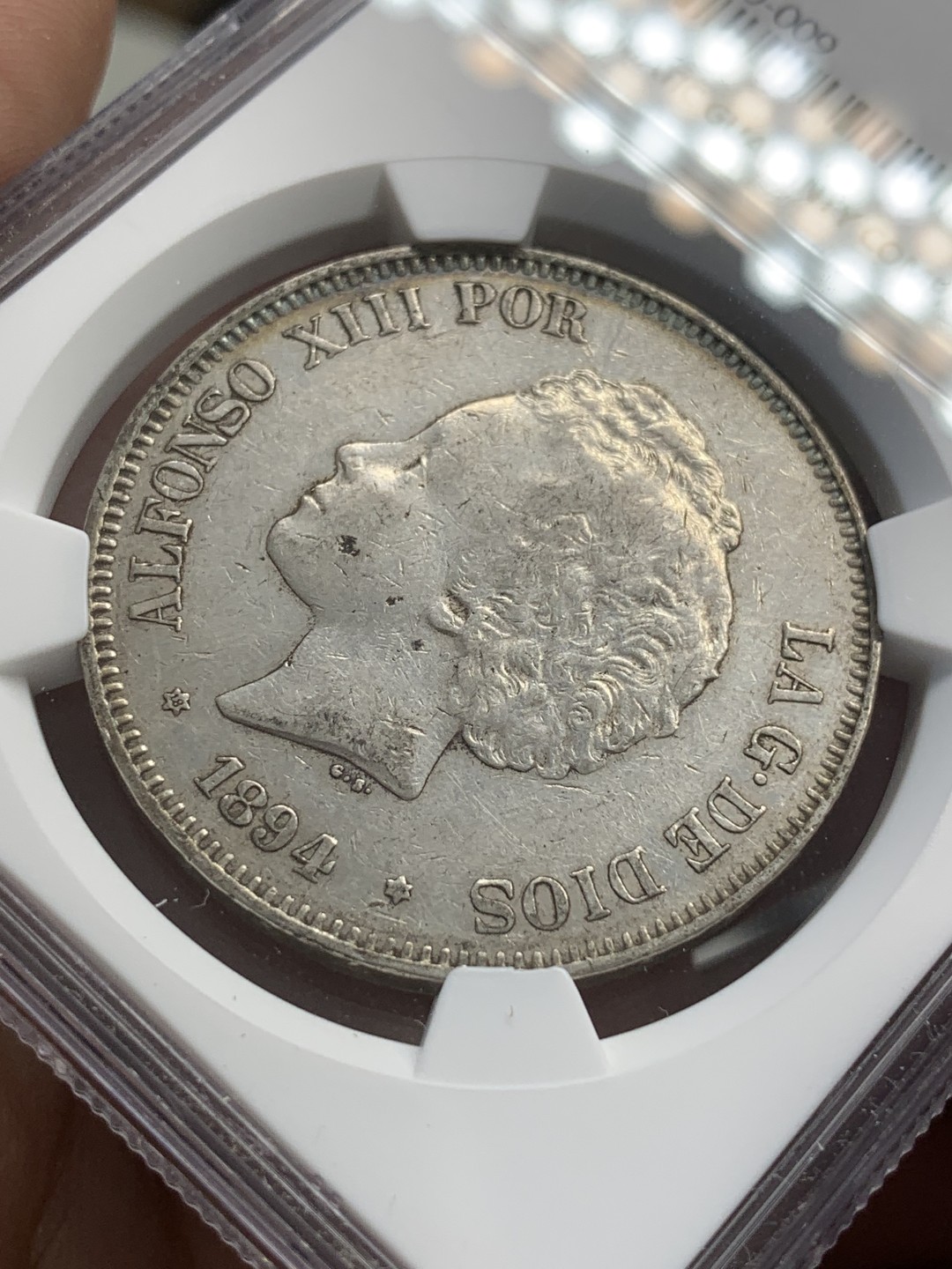 《竞宝斋》第80场-本周日，周一 2场连拍（全场不限金额包邮） NGC-AU50 西班牙1894年 阿方索十三世 爆炸头5比塞塔双柱 大银币 带光好品 这品相非常适合初级玩家