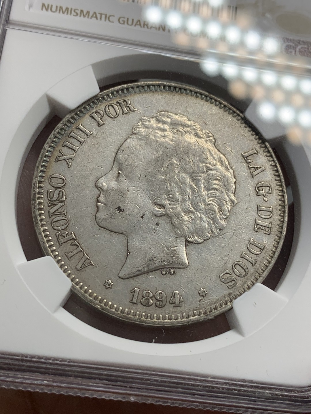 《竞宝斋》第80场-本周日，周一 2场连拍（全场不限金额包邮） NGC-AU50 西班牙1894年 阿方索十三世 爆炸头5比塞塔双柱 大银币 带光好品 这品相非常适合初级玩家