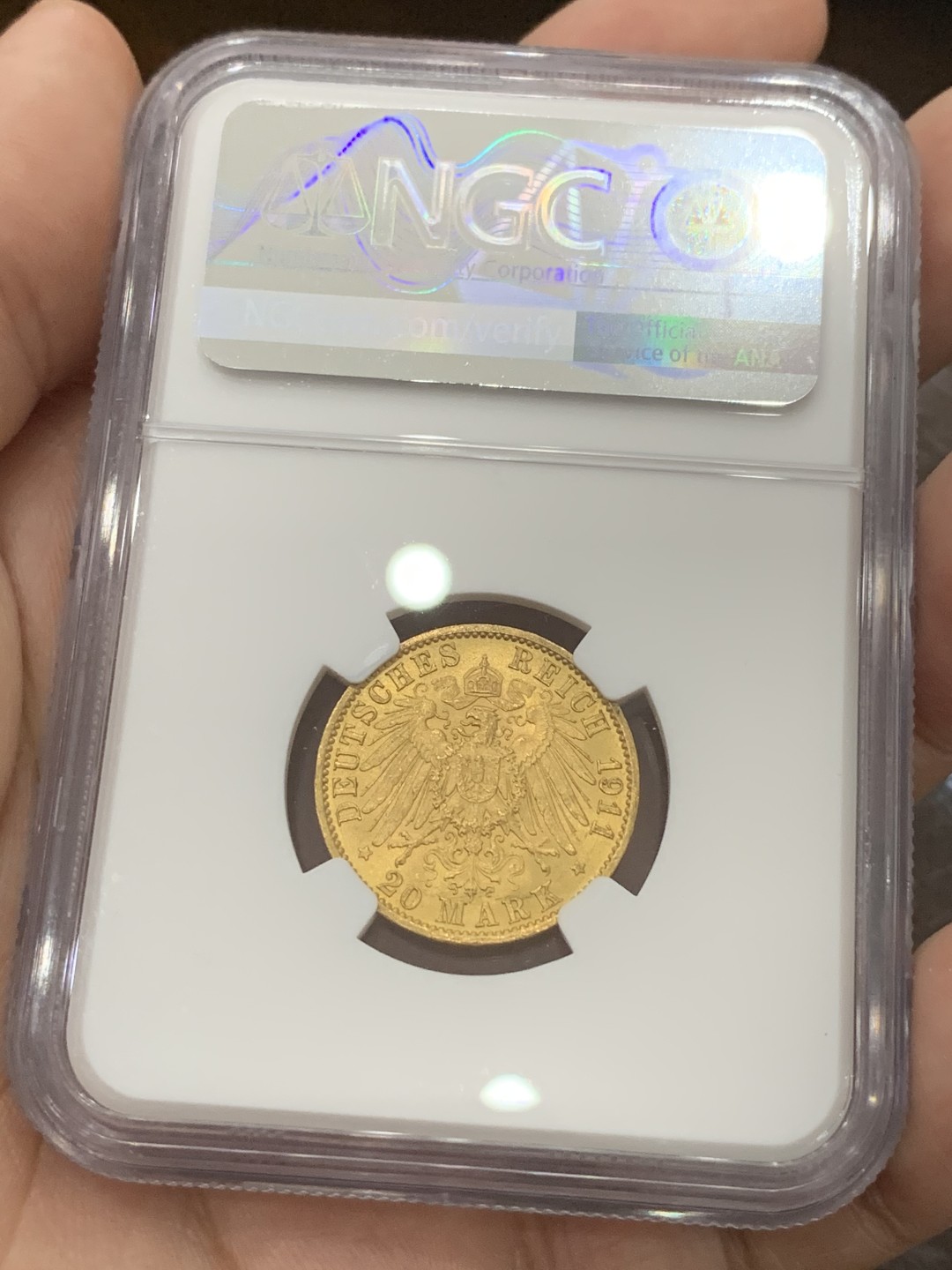 《竞宝斋》第80场-本周日，周一 2场连拍（全场不限金额包邮） NGC-MS64 德国普鲁士 1911年 威廉二世20马克 金币 平时能见到的62分 这枚64分是金字塔顶尖的东西了