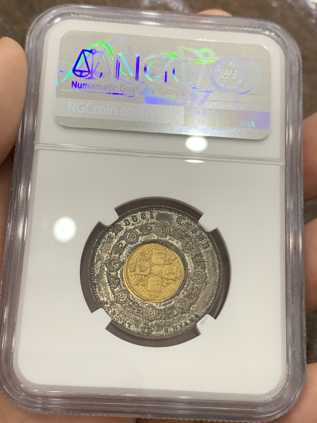 《竞宝斋》第80场-本周日，周一 2场连拍（全场不限金额包邮） NGC MS61 英国1848年双色克朗 厚重老包浆略低评！ 中间币胚转光 状态极佳